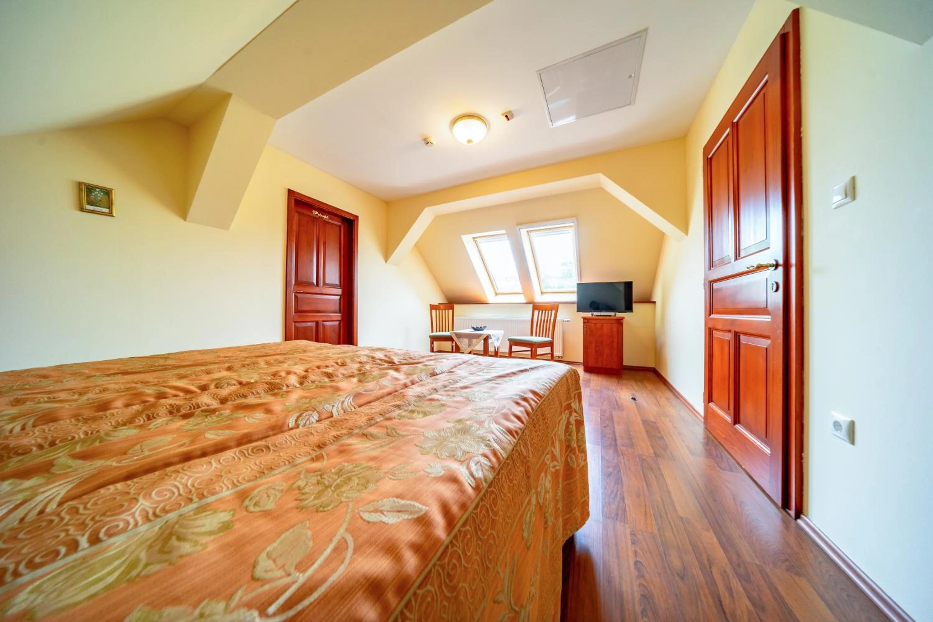 Bed in Pannon Hotel Bejelentkezés 20 óráig, Check-in until 20 o'clock, Einchecken bis 20 Uhr