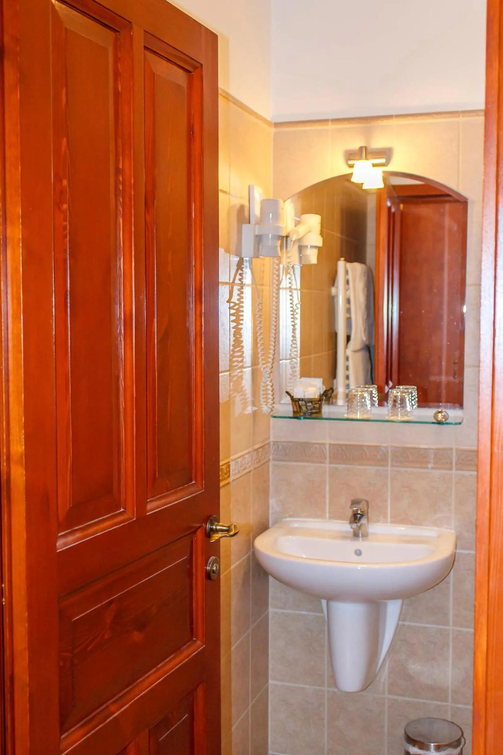 Bathroom in Pannon Hotel Bejelentkezés 20 óráig, Check-in until 20 o'clock, Einchecken bis 20 Uhr