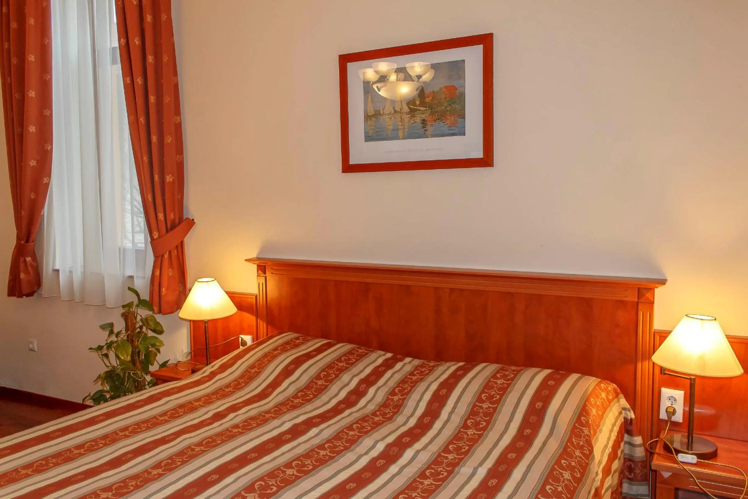 Bed in Pannon Hotel Bejelentkezés 20 óráig, Check-in until 20 o'clock, Einchecken bis 20 Uhr
