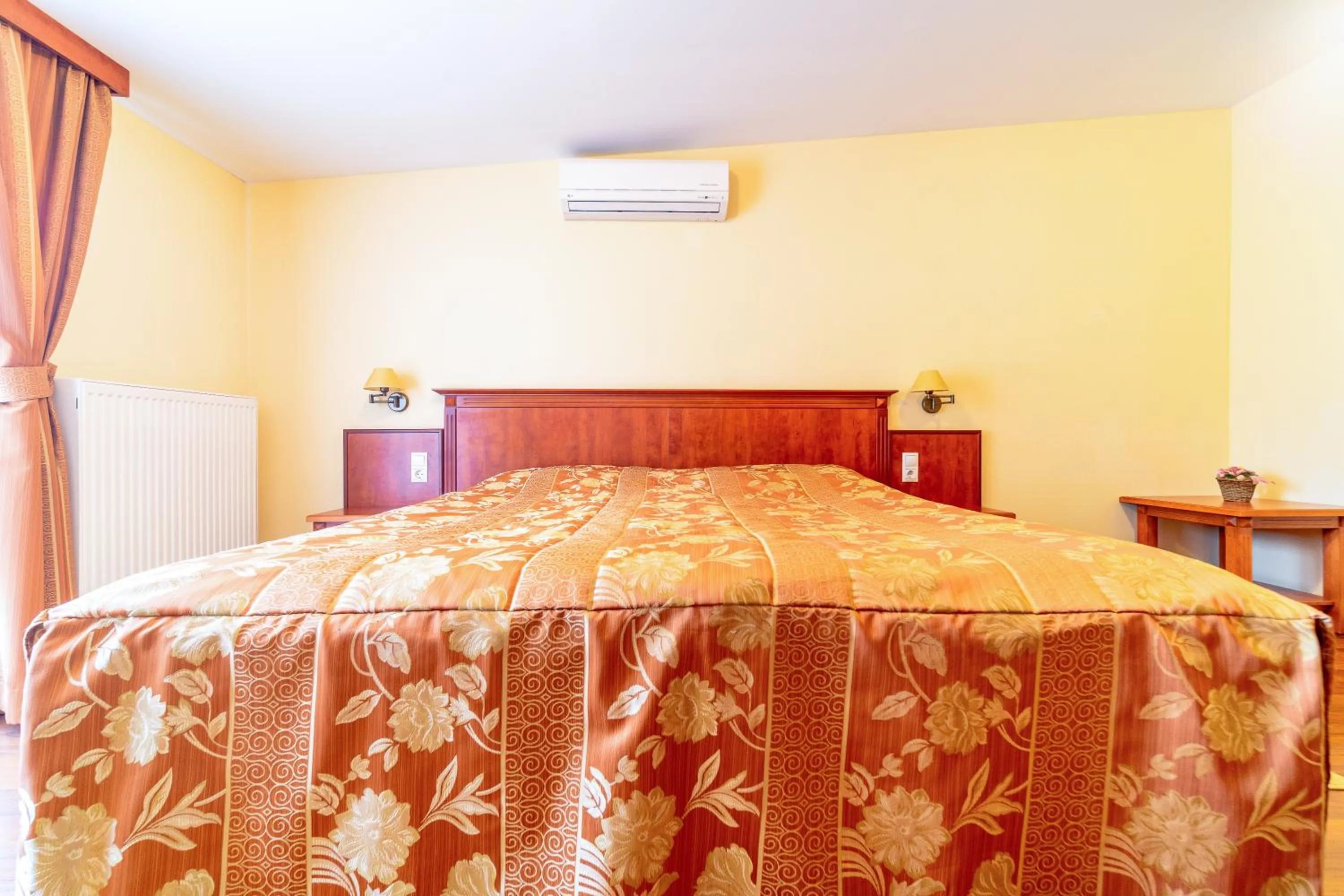 Bed in Pannon Hotel Bejelentkezés 20 óráig, Check-in until 20 o'clock, Einchecken bis 20 Uhr