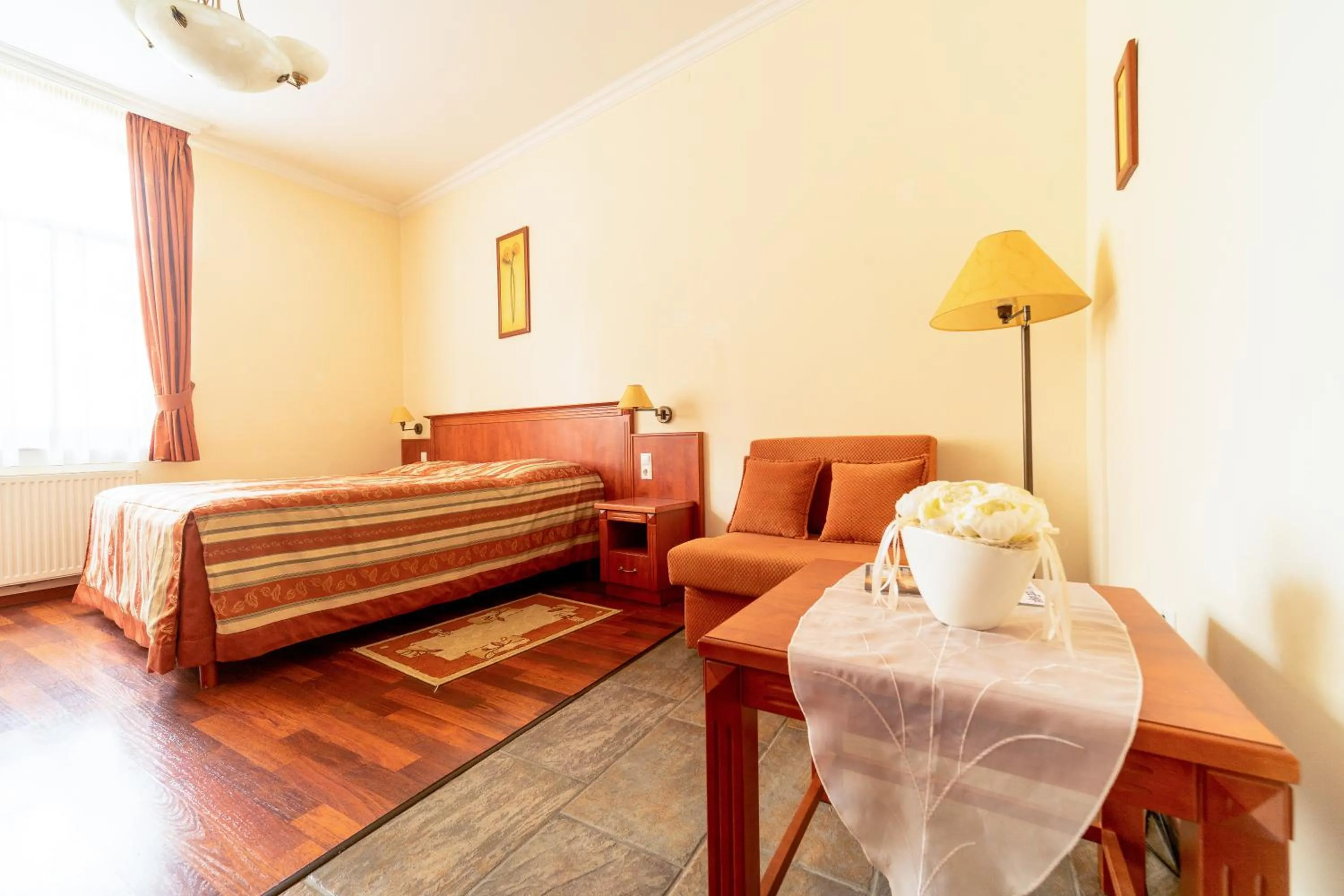 Bed in Pannon Hotel Bejelentkezés 20 óráig, Check-in until 20 o'clock, Einchecken bis 20 Uhr