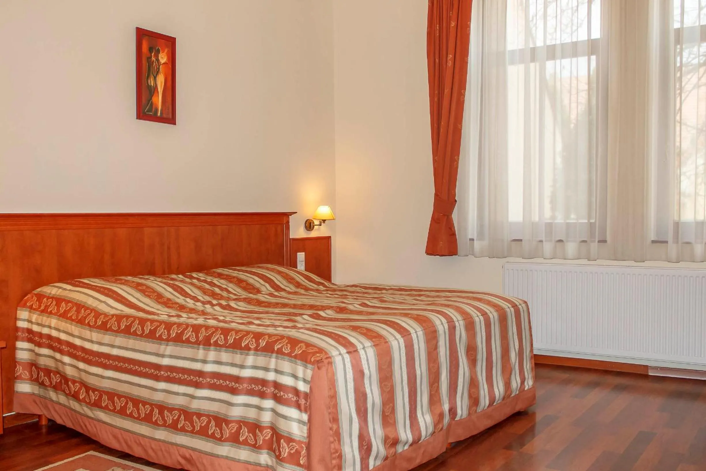 Bedroom, Bed in Pannon Hotel Bejelentkezés 20 óráig, Check-in until 20 o'clock, Einchecken bis 20 Uhr