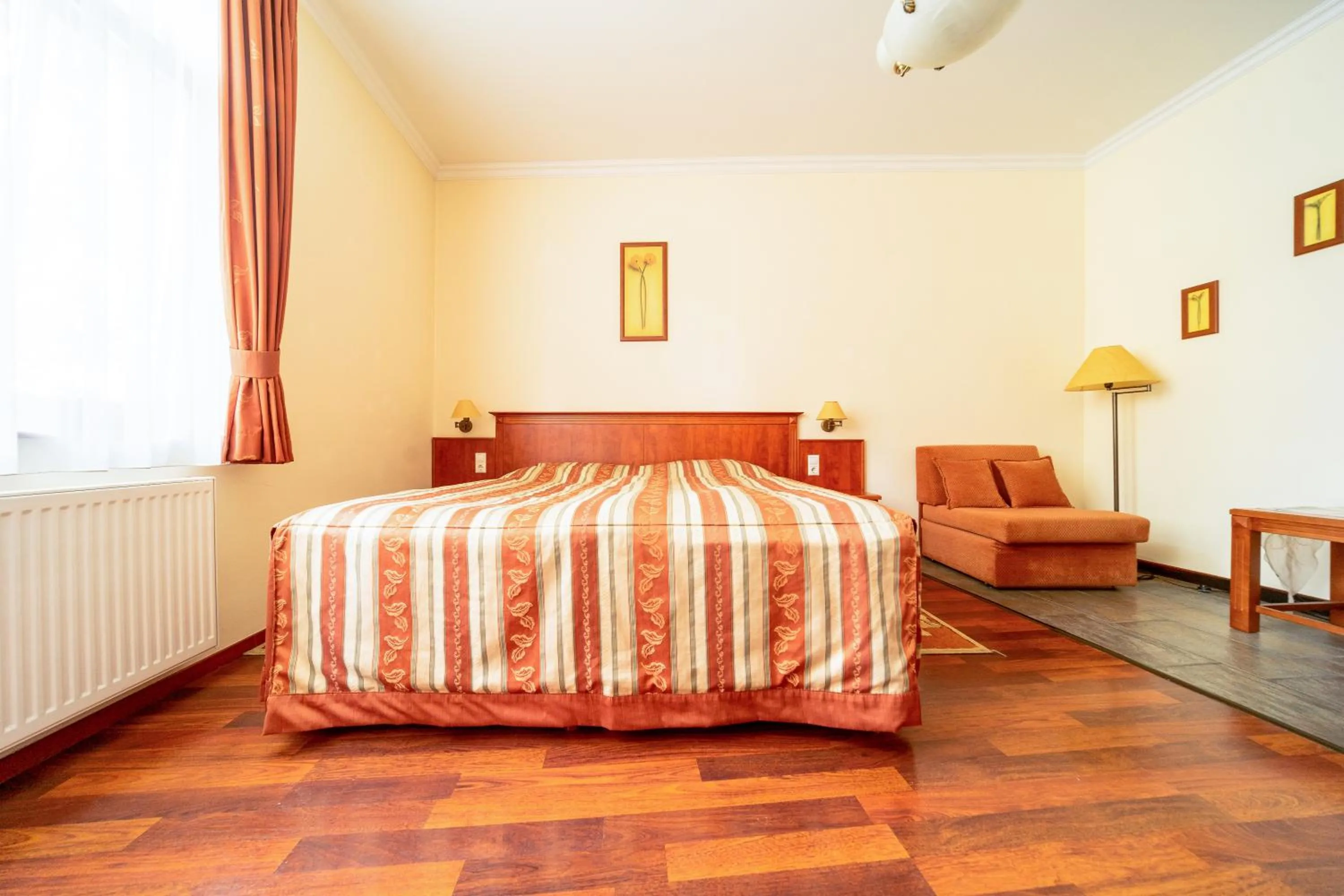 Bed in Pannon Hotel Bejelentkezés 20 óráig, Check-in until 20 o'clock, Einchecken bis 20 Uhr