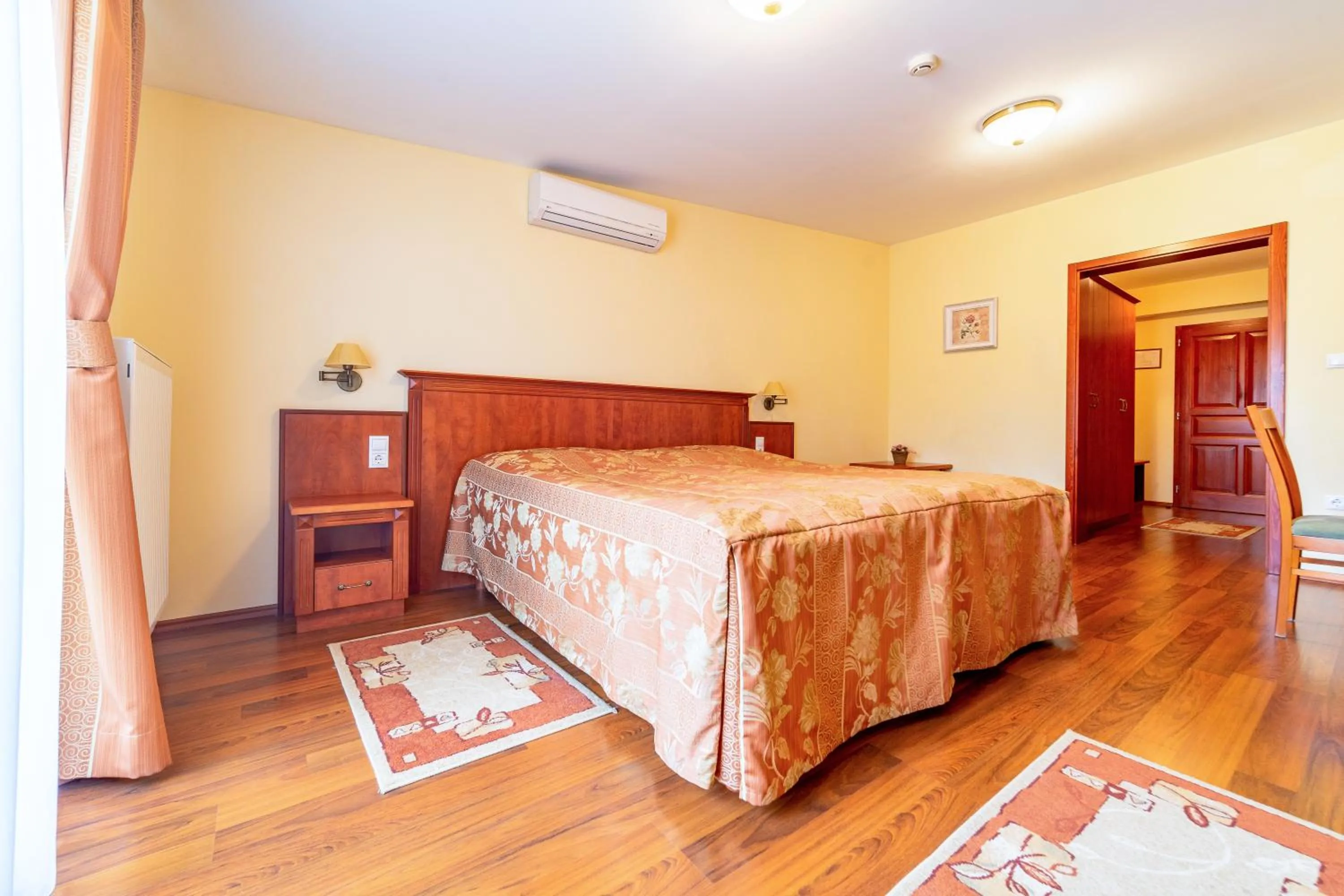 Bed in Pannon Hotel Bejelentkezés 20 óráig, Check-in until 20 o'clock, Einchecken bis 20 Uhr