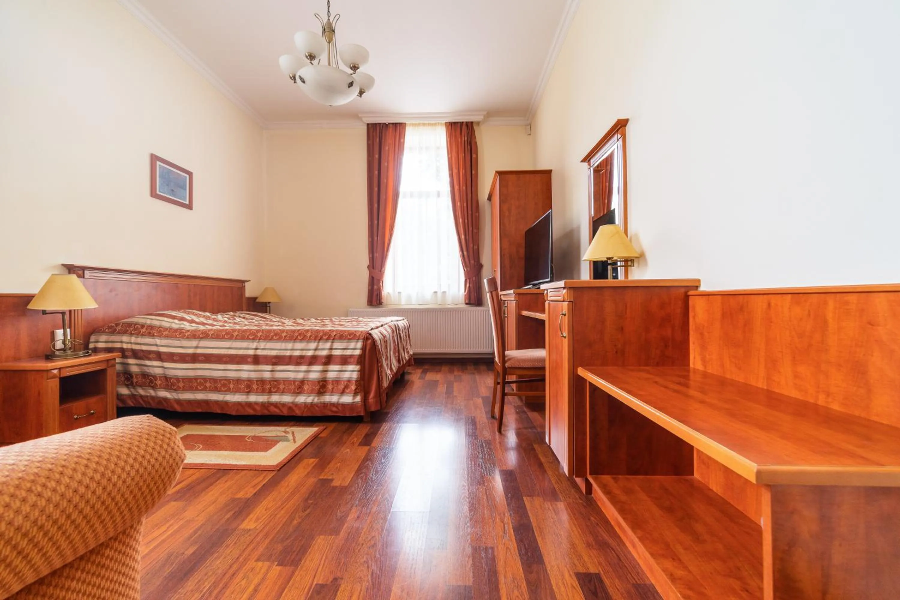 Bed in Pannon Hotel Bejelentkezés 20 óráig, Check-in until 20 o'clock, Einchecken bis 20 Uhr