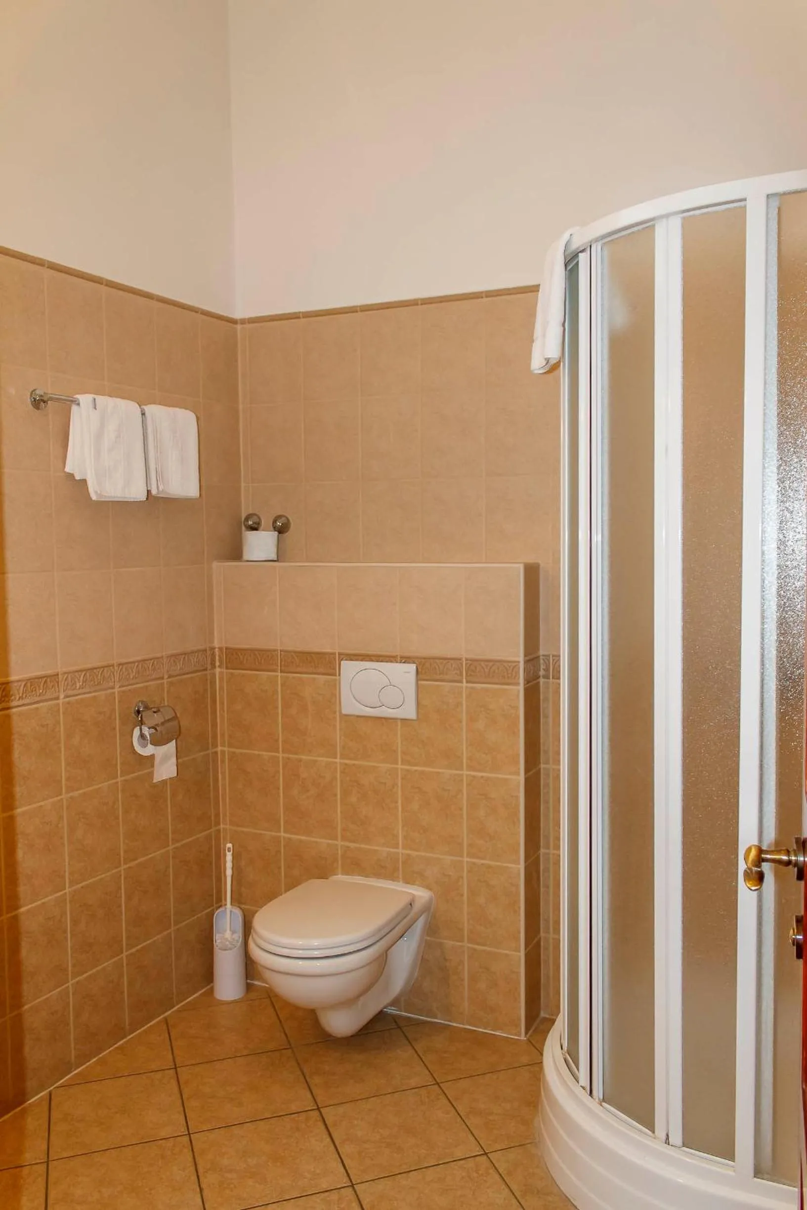 Bathroom in Pannon Hotel Bejelentkezés 20 óráig, Check-in until 20 o'clock, Einchecken bis 20 Uhr