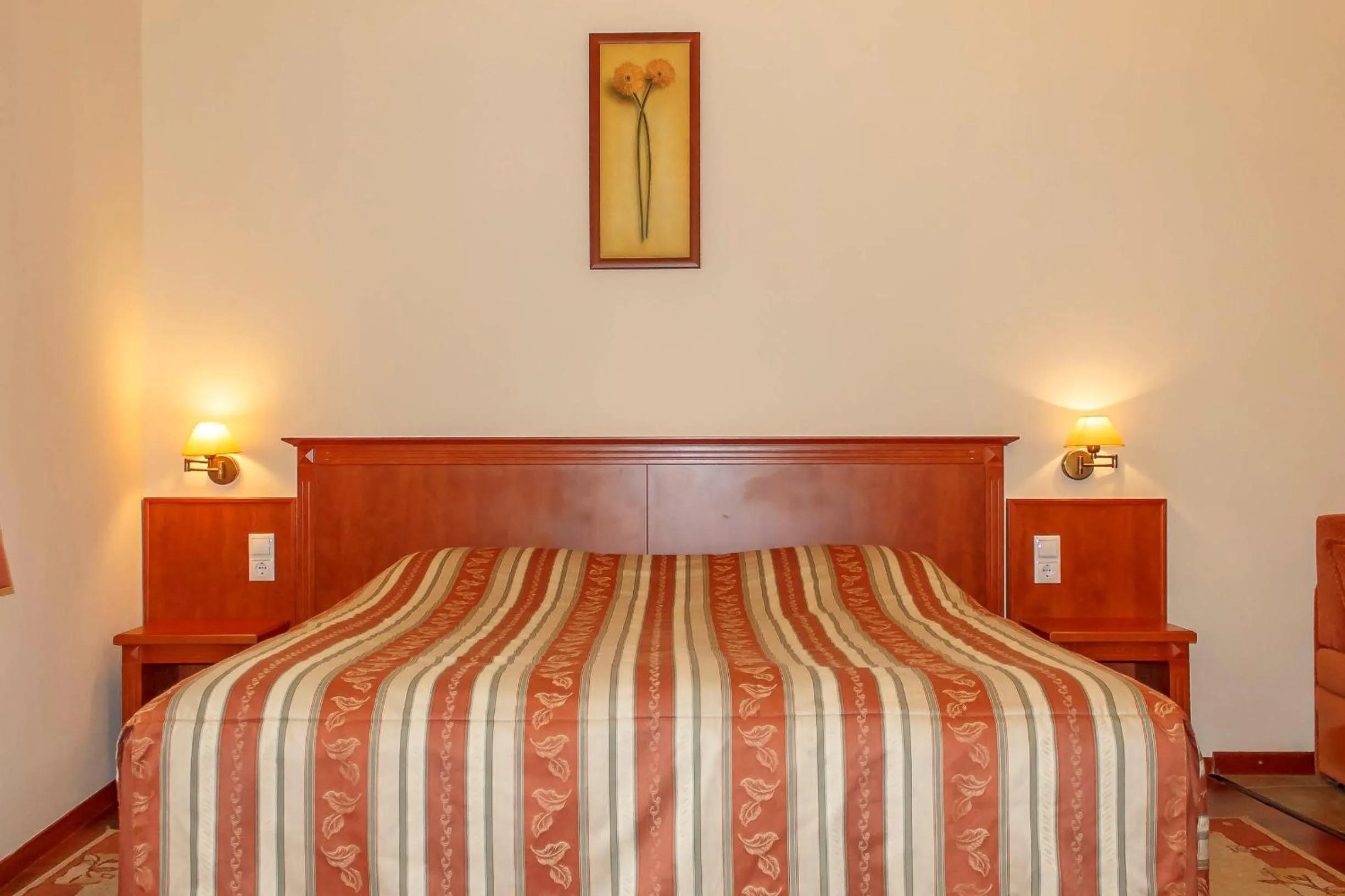 Bedroom, Bed in Pannon Hotel Bejelentkezés 20 óráig, Check-in until 20 o'clock, Einchecken bis 20 Uhr