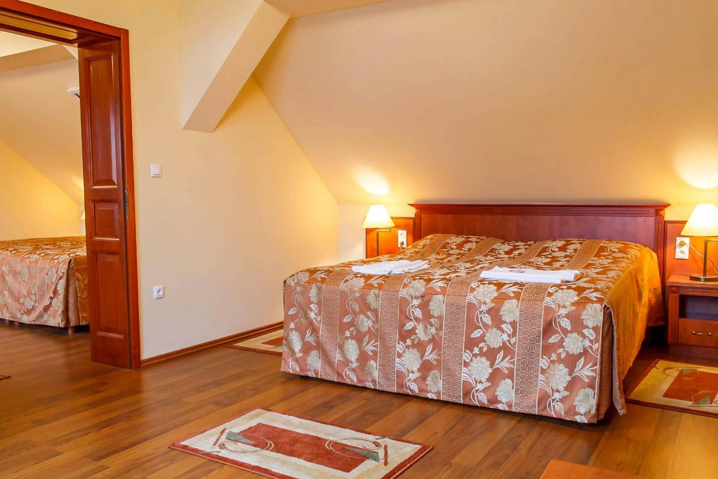 Bedroom, Bed in Pannon Hotel Bejelentkezés 20 óráig, Check-in until 20 o'clock, Einchecken bis 20 Uhr