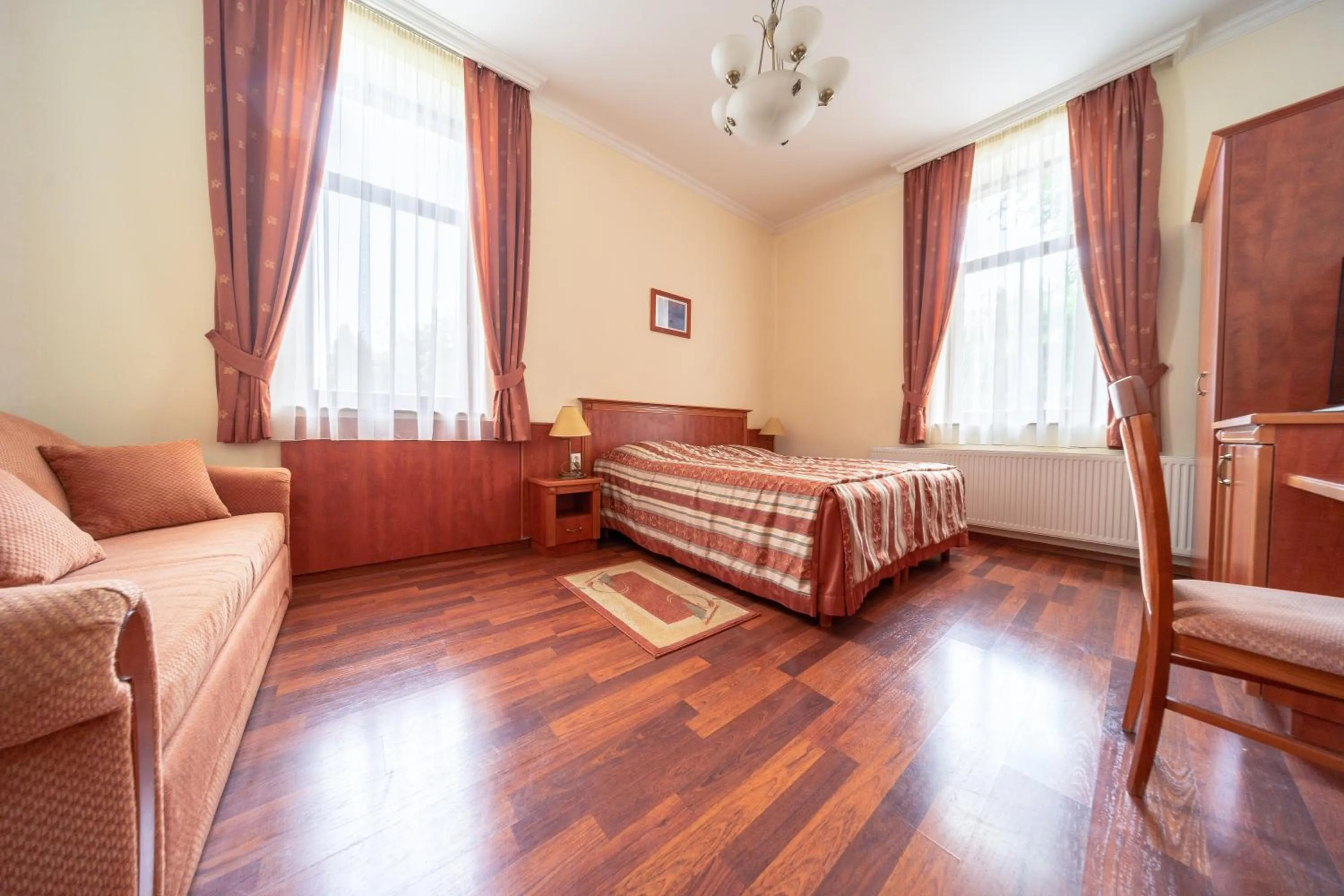 Bed in Pannon Hotel Bejelentkezés 20 óráig, Check-in until 20 o'clock, Einchecken bis 20 Uhr