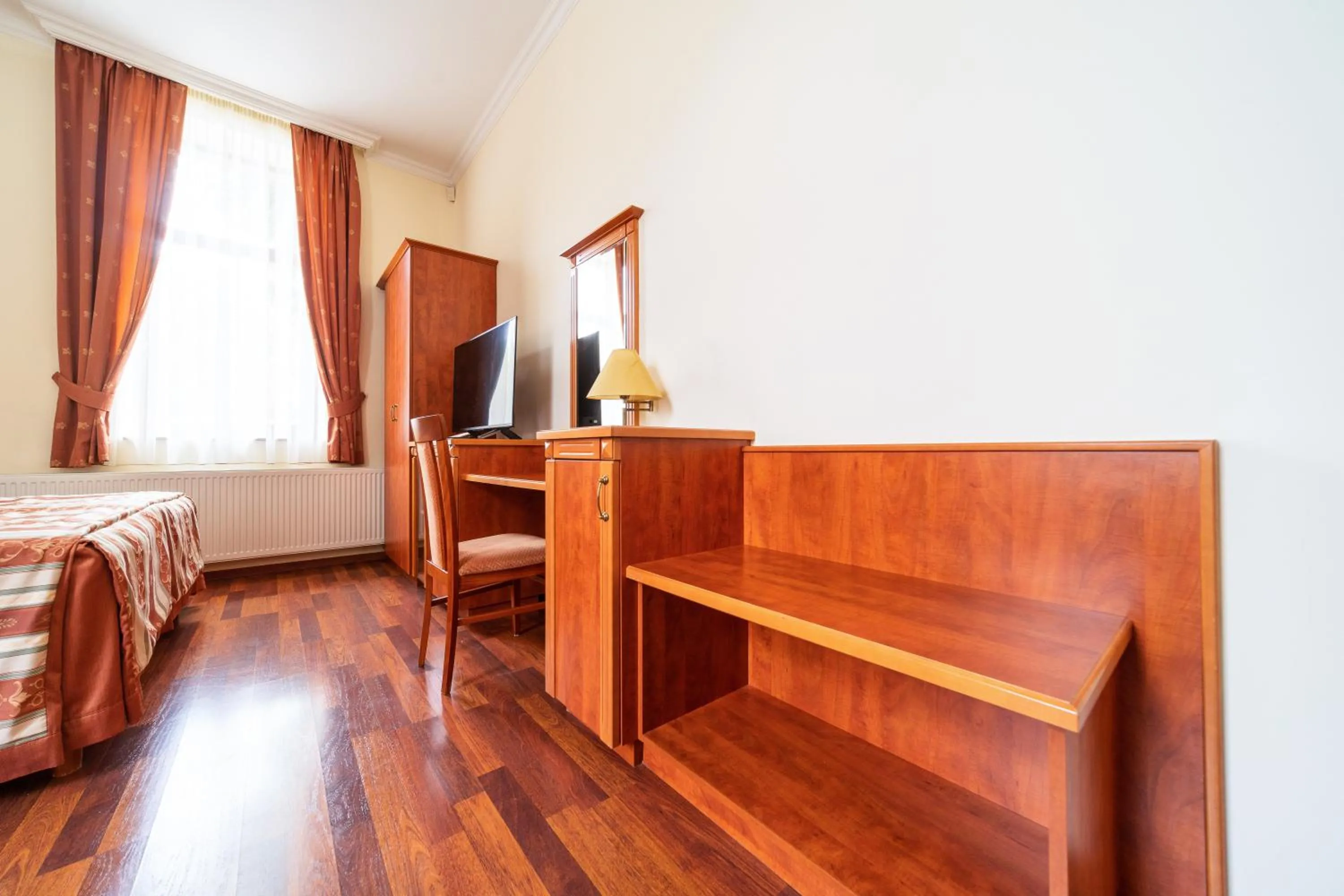 Bed in Pannon Hotel Bejelentkezés 20 óráig, Check-in until 20 o'clock, Einchecken bis 20 Uhr