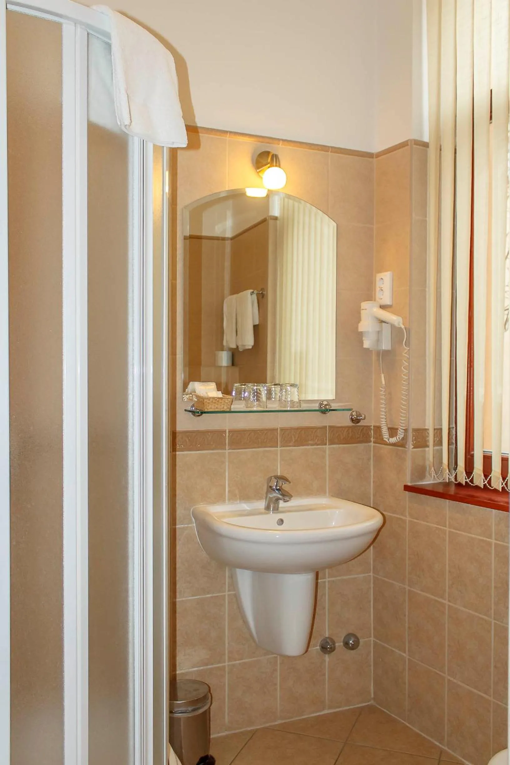 Bathroom in Pannon Hotel Bejelentkezés 20 óráig, Check-in until 20 o'clock, Einchecken bis 20 Uhr