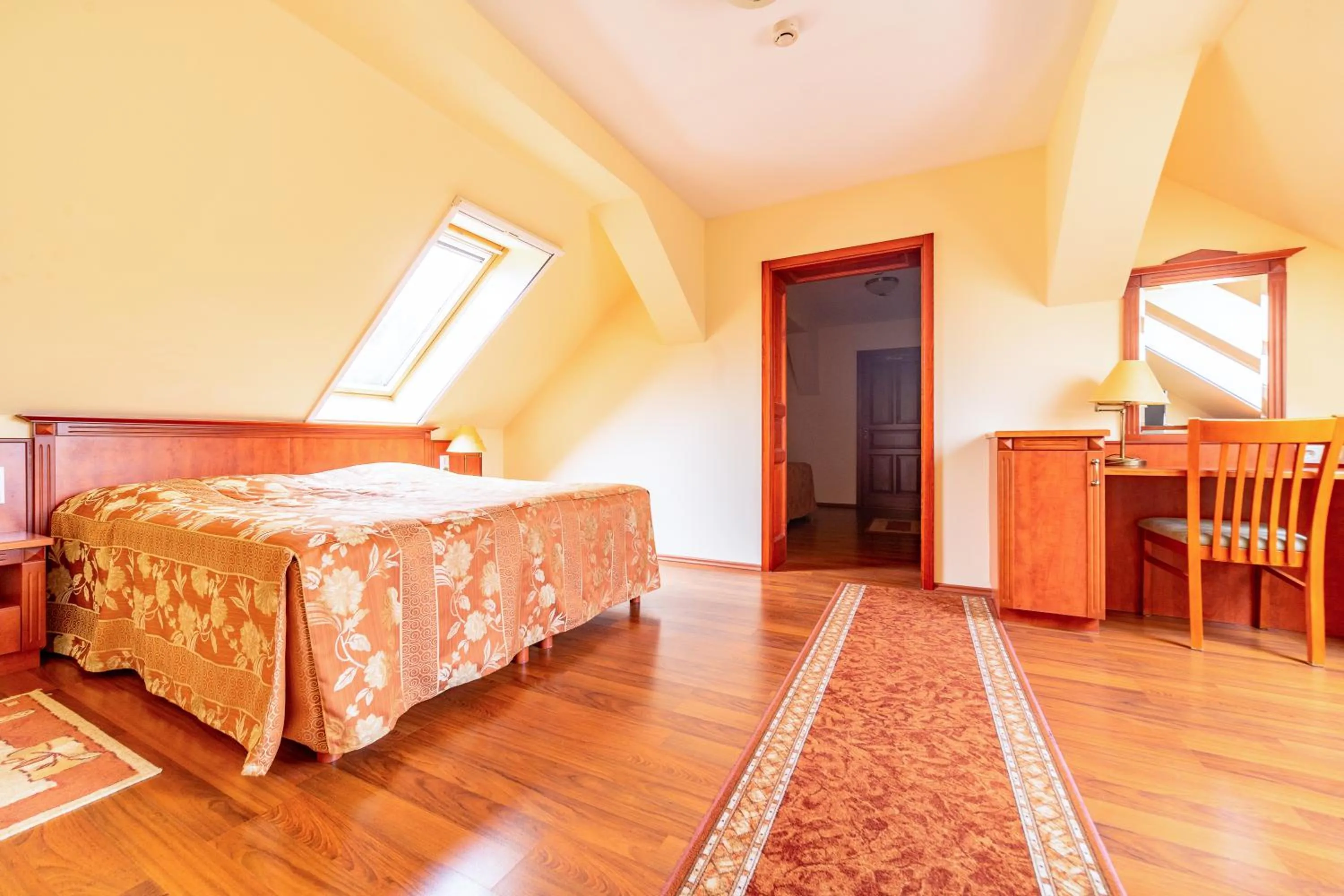 Bed in Pannon Hotel Bejelentkezés 20 óráig, Check-in until 20 o'clock, Einchecken bis 20 Uhr