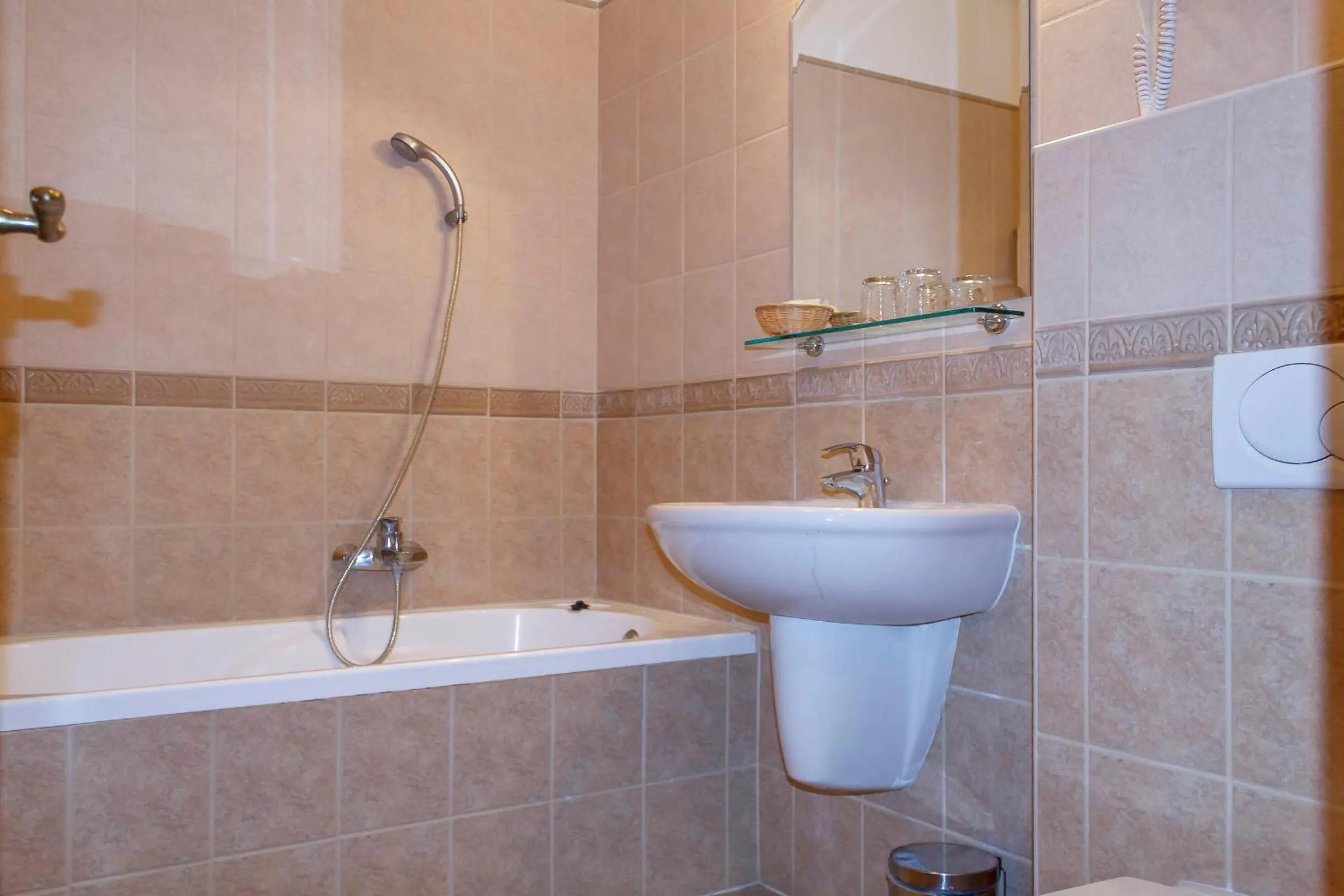 Bathroom in Pannon Hotel Bejelentkezés 20 óráig, Check-in until 20 o'clock, Einchecken bis 20 Uhr