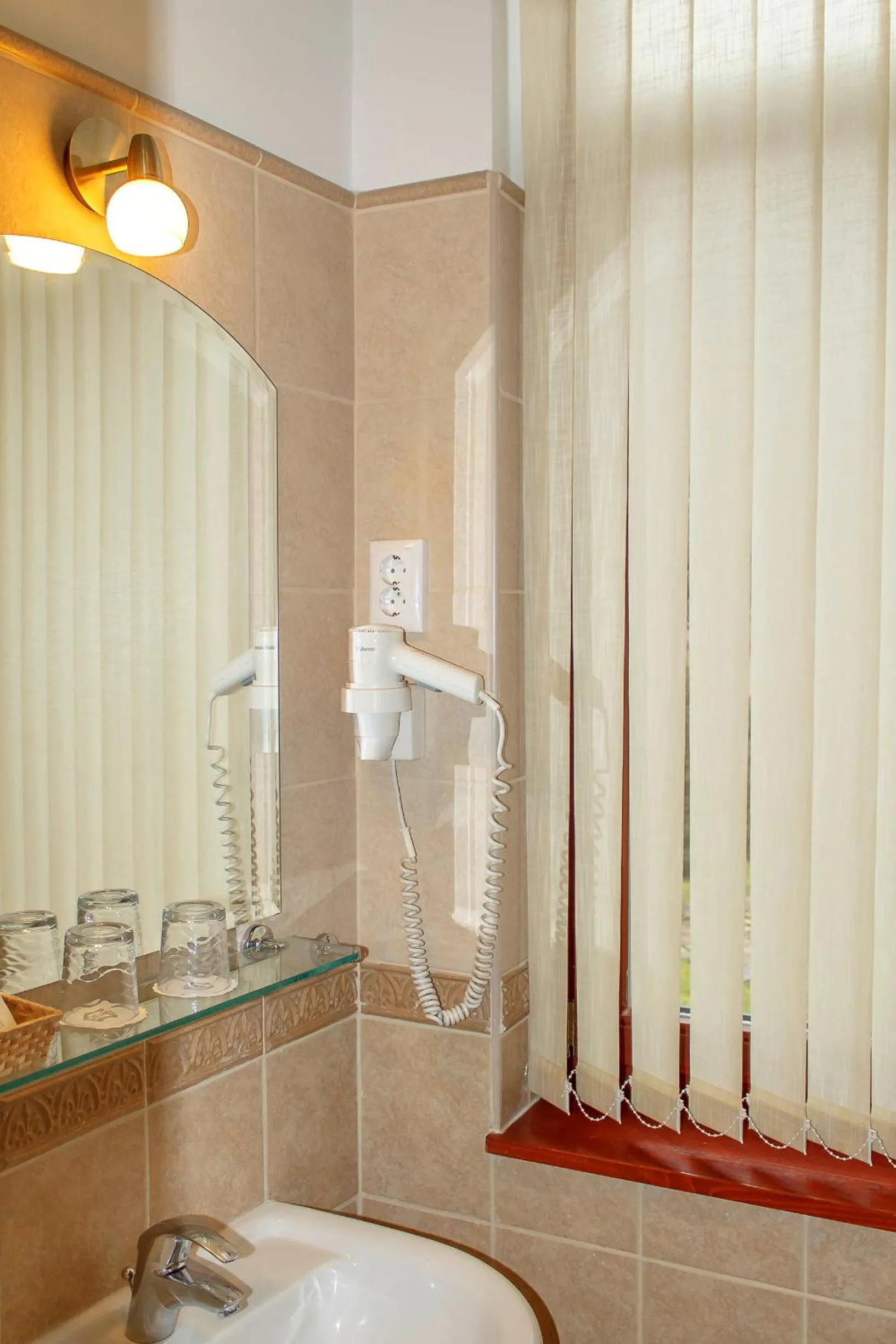 Bathroom in Pannon Hotel Bejelentkezés 20 óráig, Check-in until 20 o'clock, Einchecken bis 20 Uhr