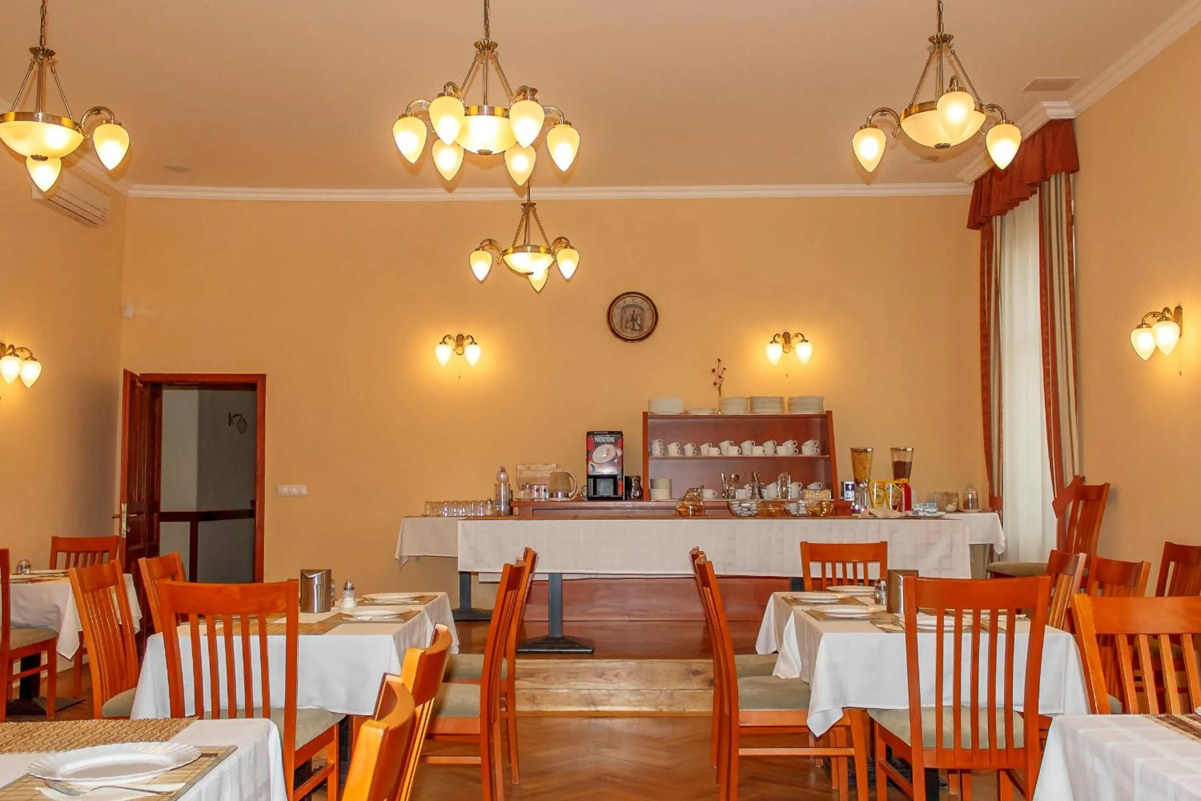 Restaurant/places to eat in Pannon Hotel Bejelentkezés 20 óráig, Check-in until 20 o'clock, Einchecken bis 20 Uhr