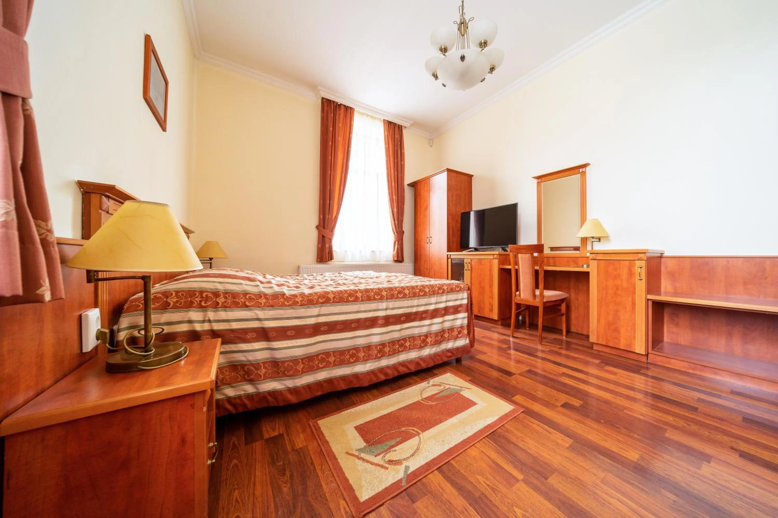 Bed in Pannon Hotel Bejelentkezés 20 óráig, Check-in until 20 o'clock, Einchecken bis 20 Uhr