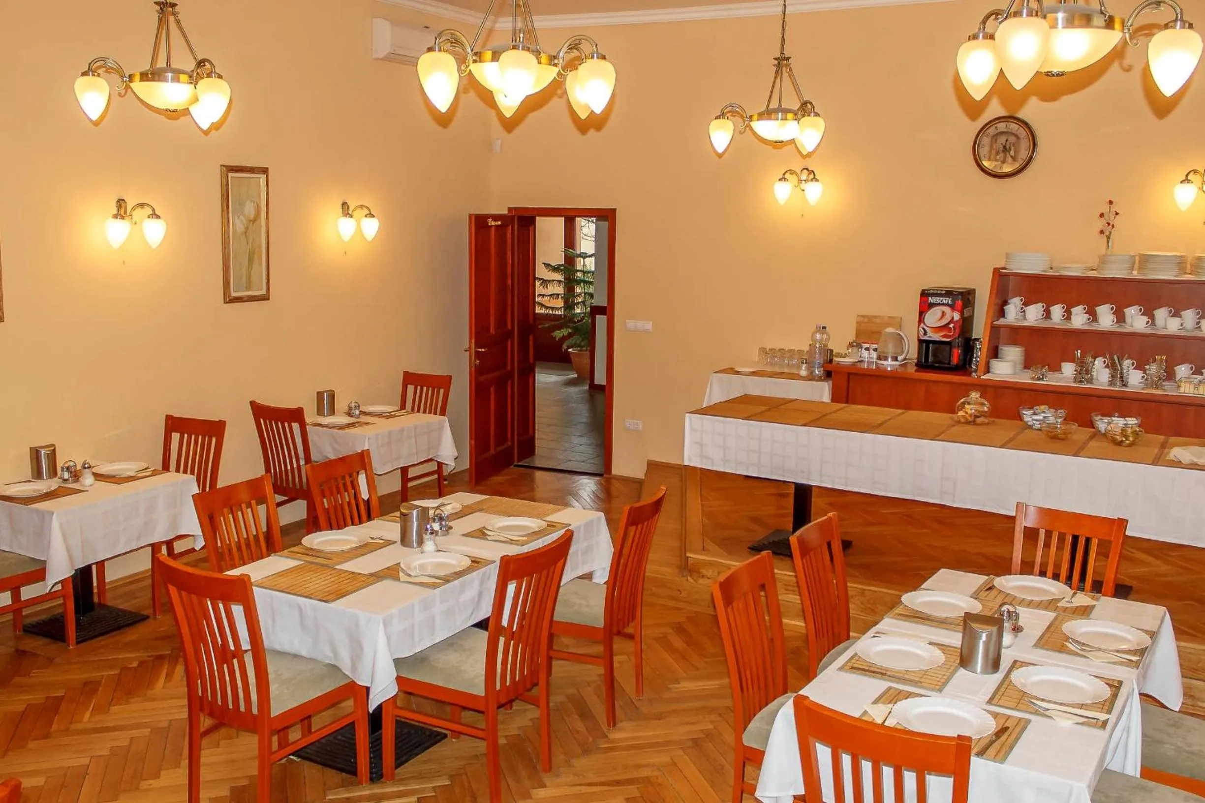 Restaurant/places to eat in Pannon Hotel Bejelentkezés 20 óráig, Check-in until 20 o'clock, Einchecken bis 20 Uhr