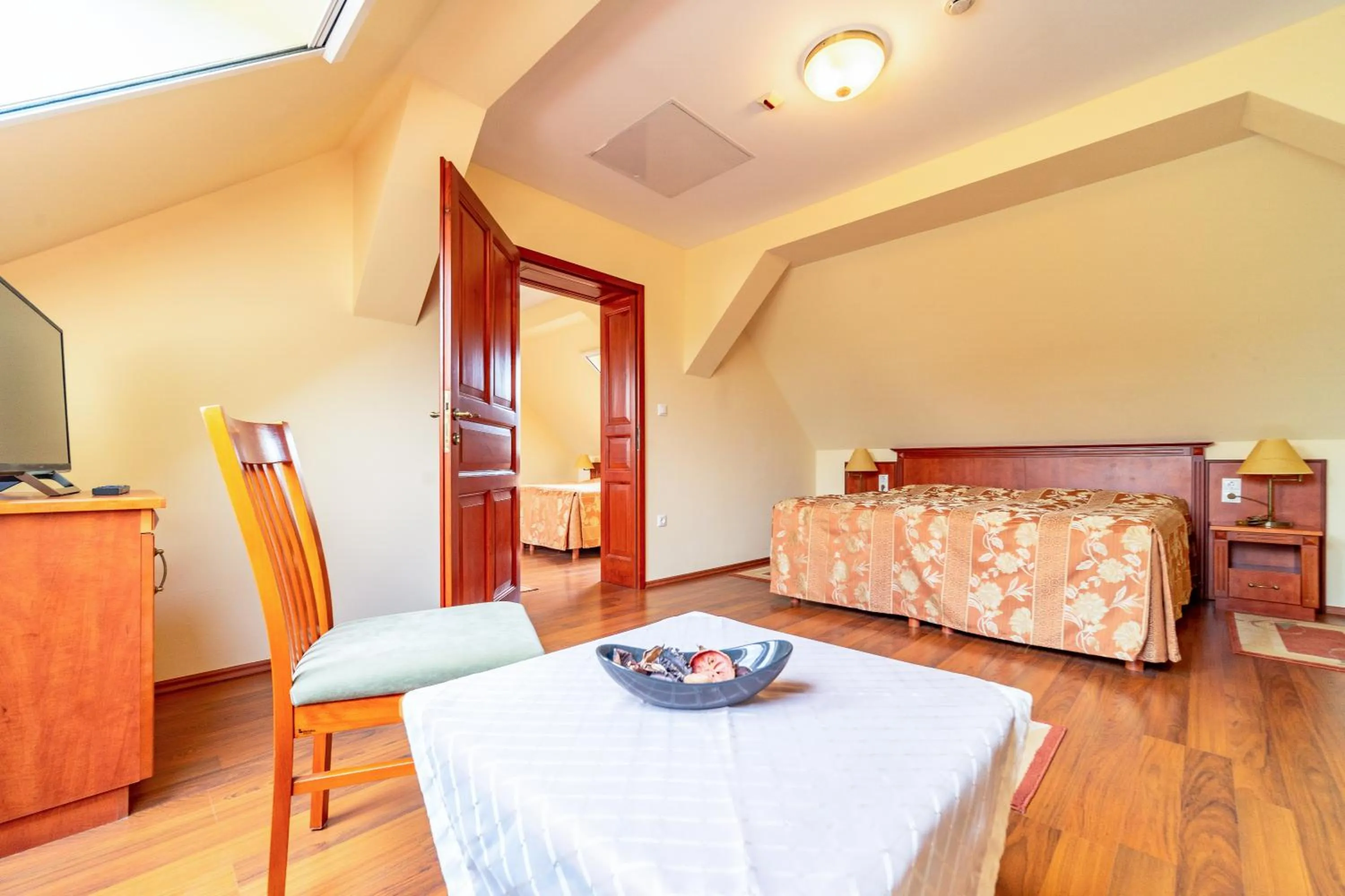 Bed in Pannon Hotel Bejelentkezés 20 óráig, Check-in until 20 o'clock, Einchecken bis 20 Uhr