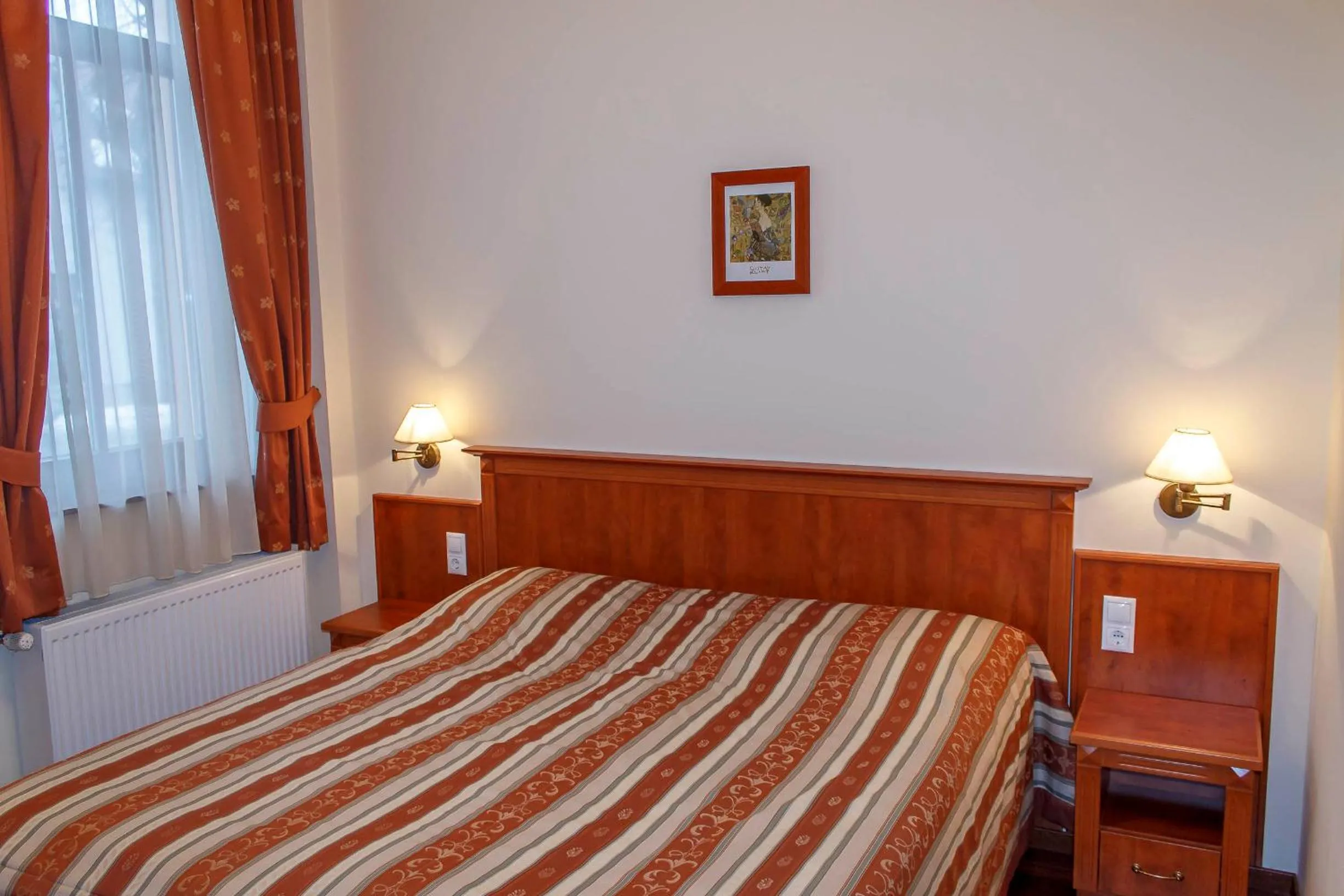 Bed in Pannon Hotel Bejelentkezés 20 óráig, Check-in until 20 o'clock, Einchecken bis 20 Uhr