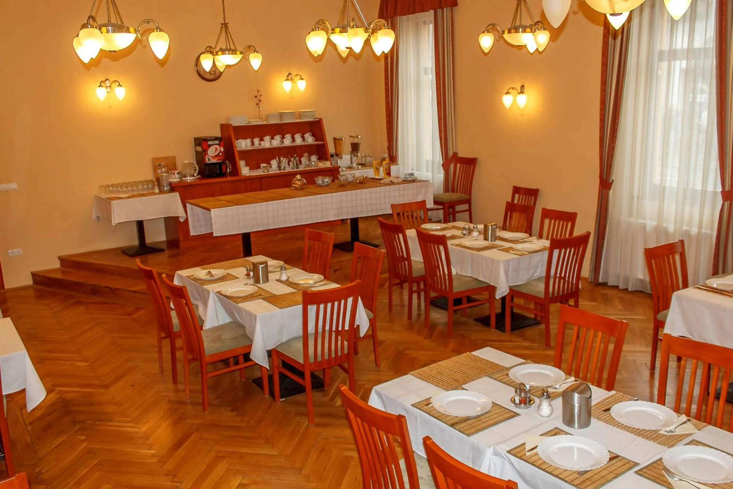 Restaurant/places to eat in Pannon Hotel Bejelentkezés 20 óráig, Check-in until 20 o'clock, Einchecken bis 20 Uhr