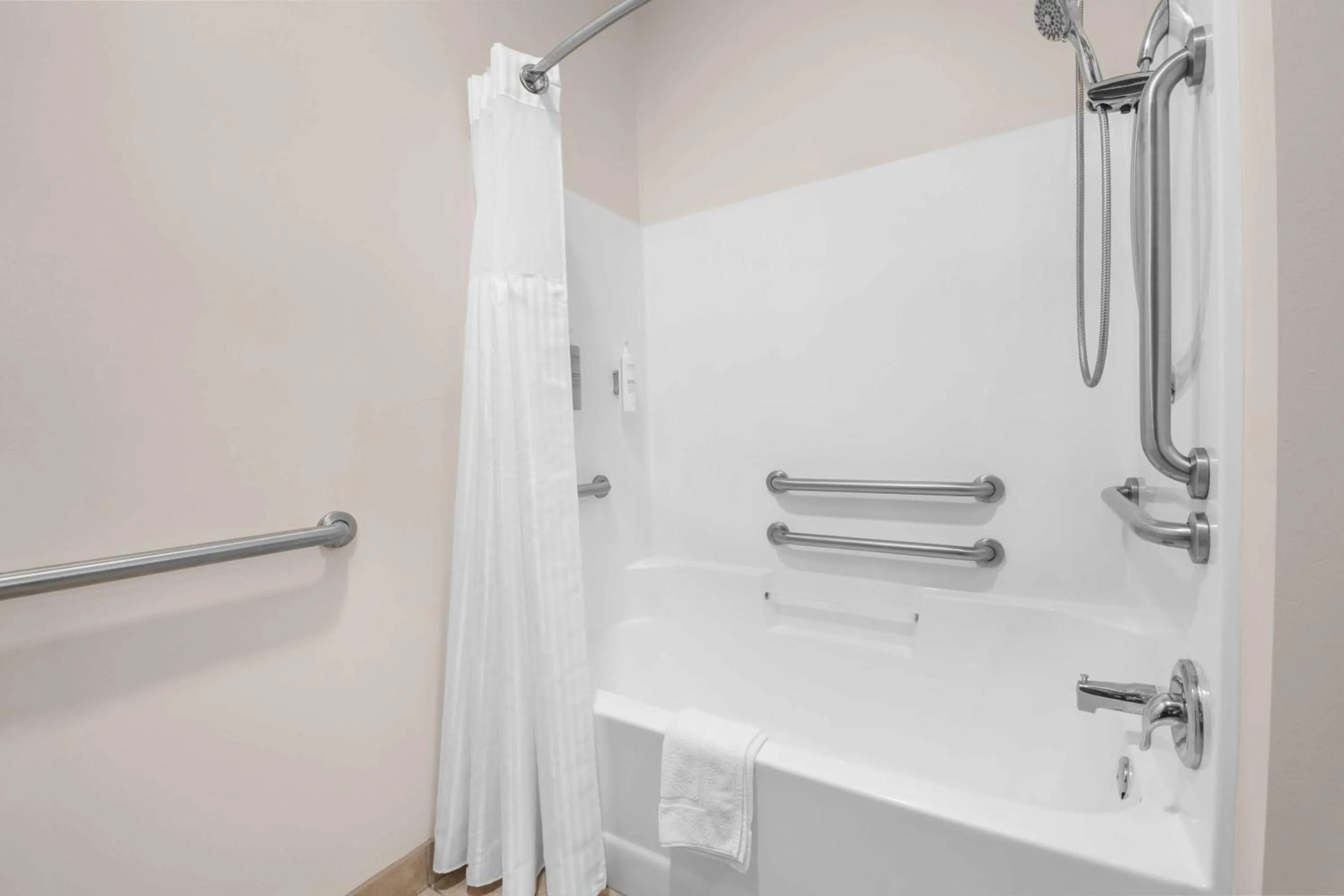 Bathroom in Sierra Inn Minot