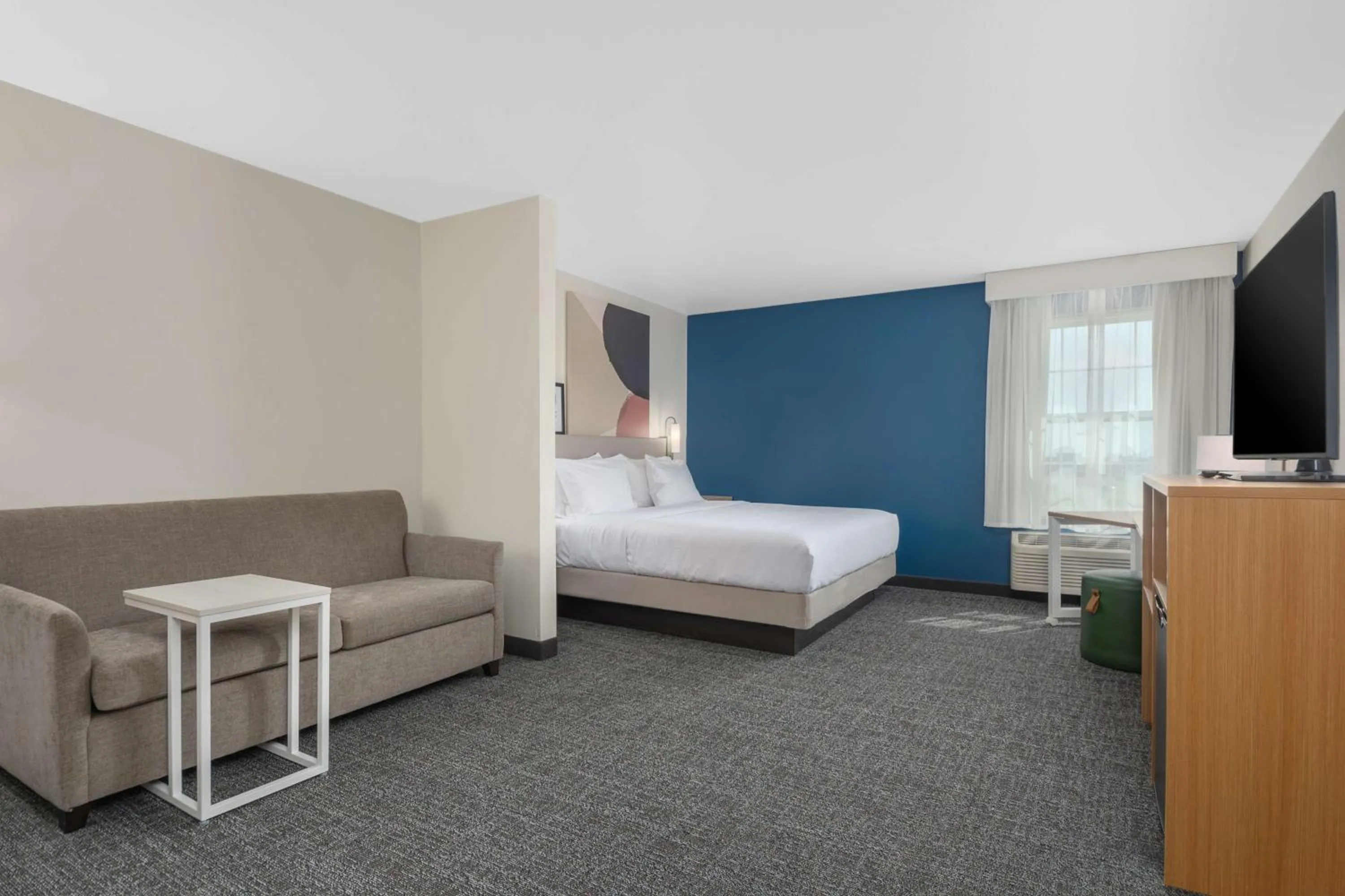 Living room, Bed in Sierra Inn Minot