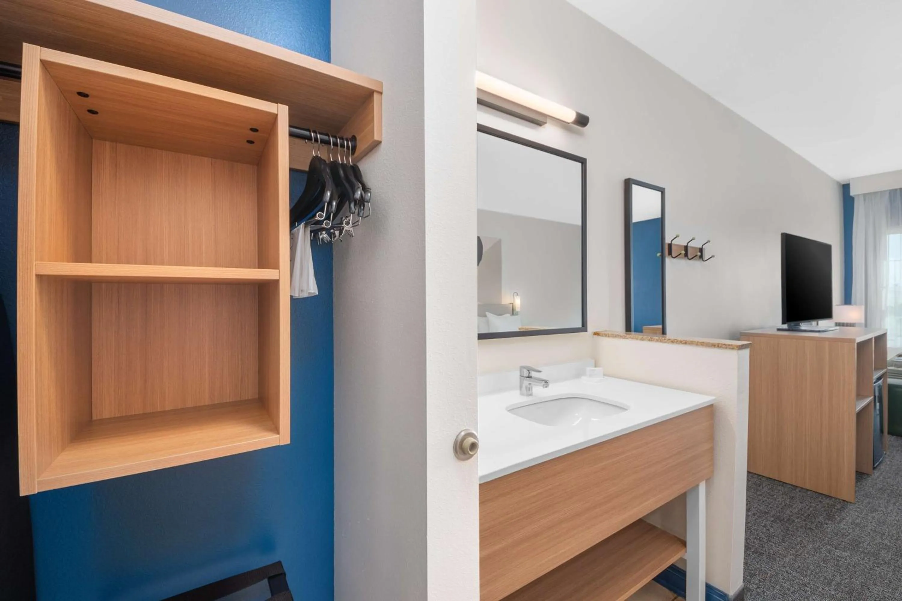 Photo of the whole room in Sierra Inn Minot