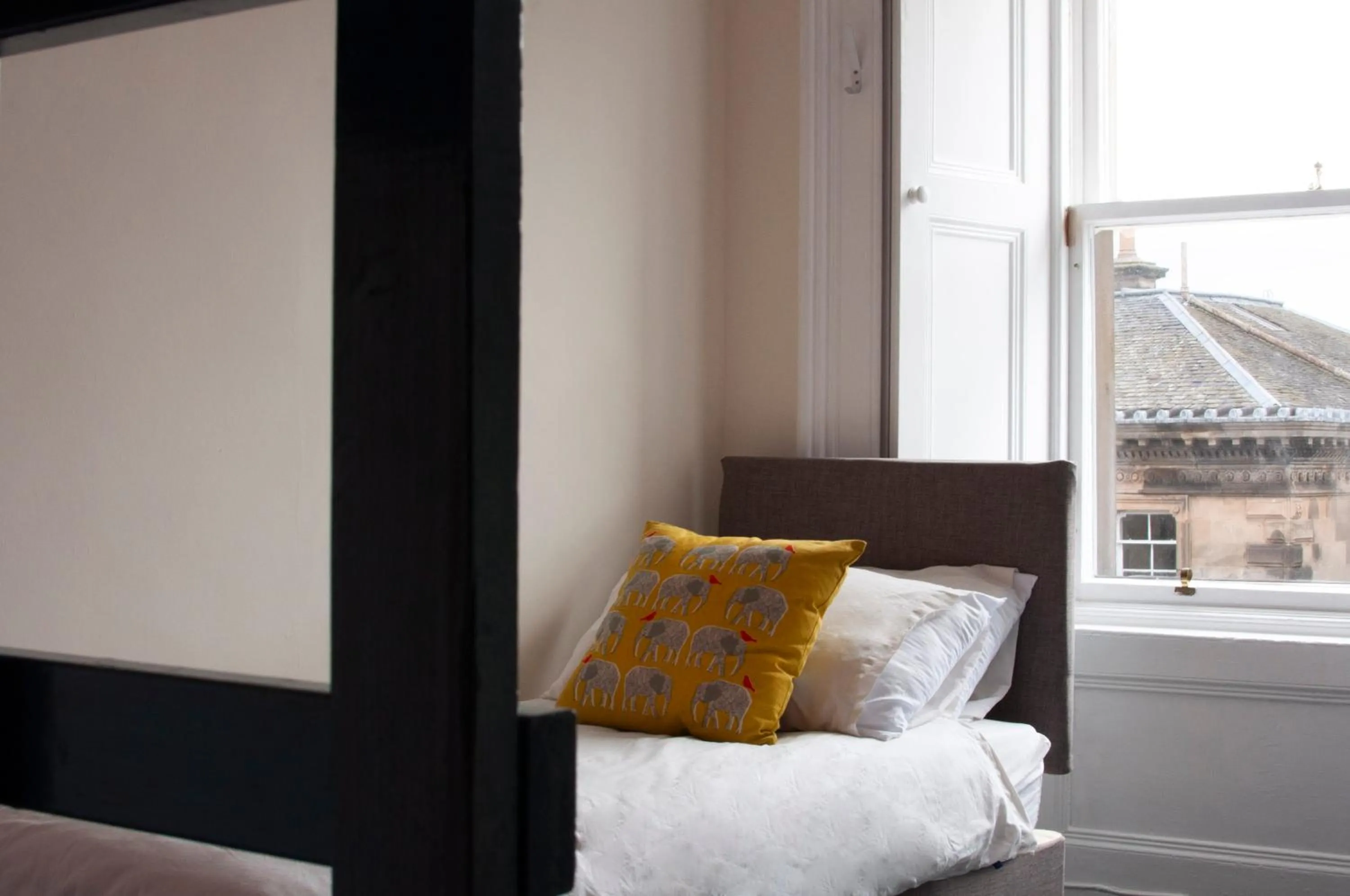 Photo of the whole room in William Wallace Hotel