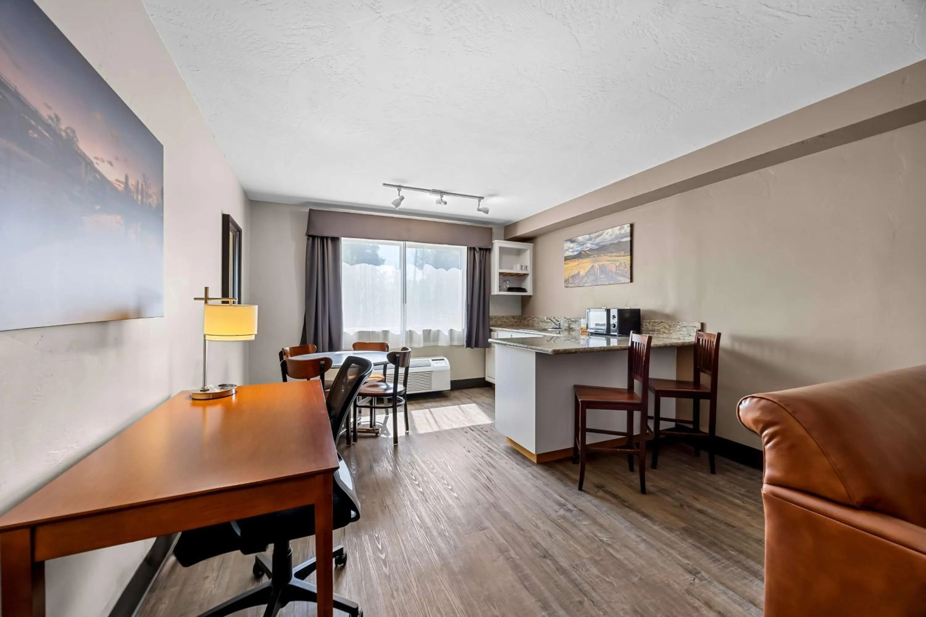 Bedroom in Best Western Inn at the Rogue