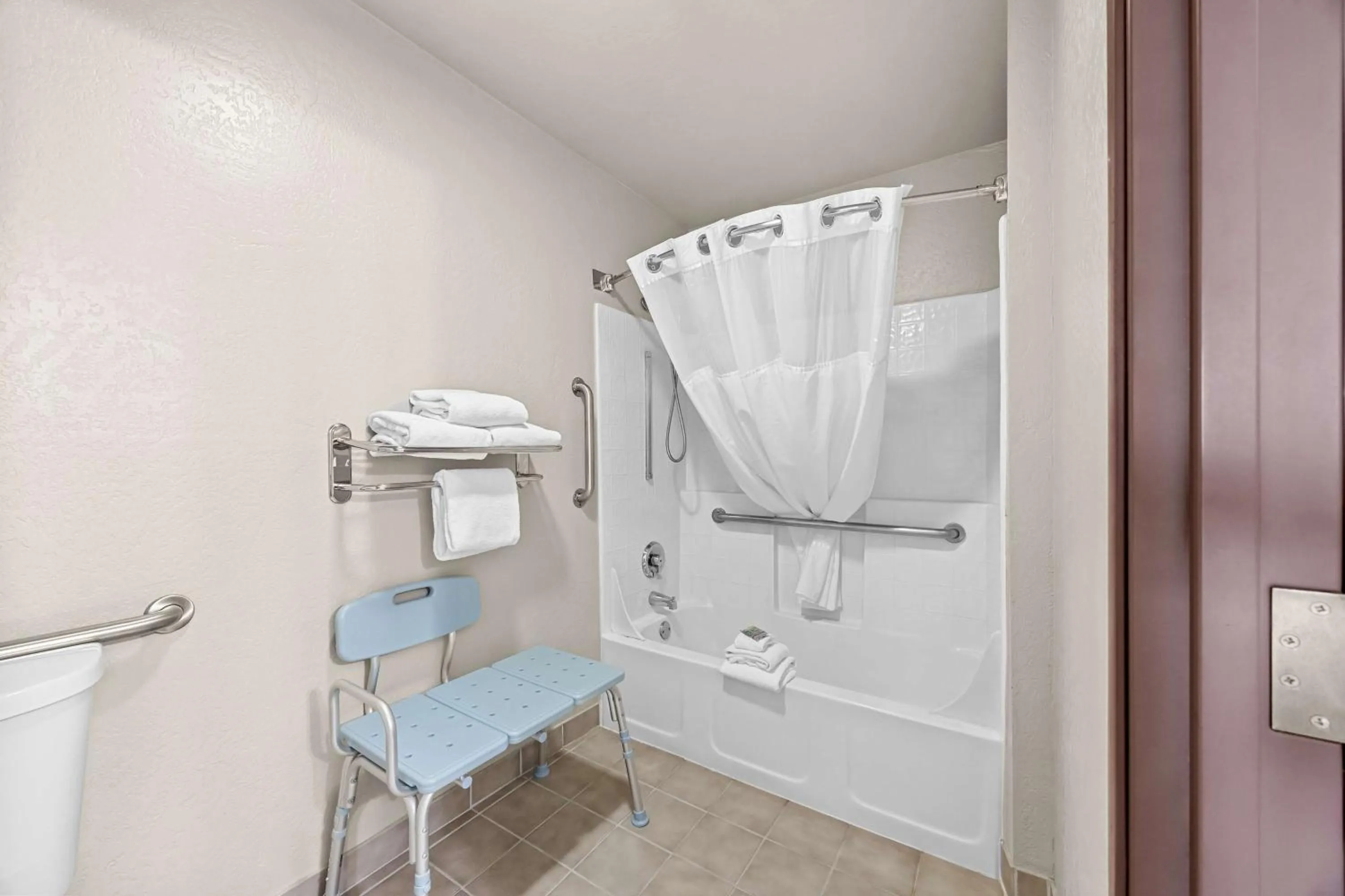 Bathroom in Best Western Inn at the Rogue