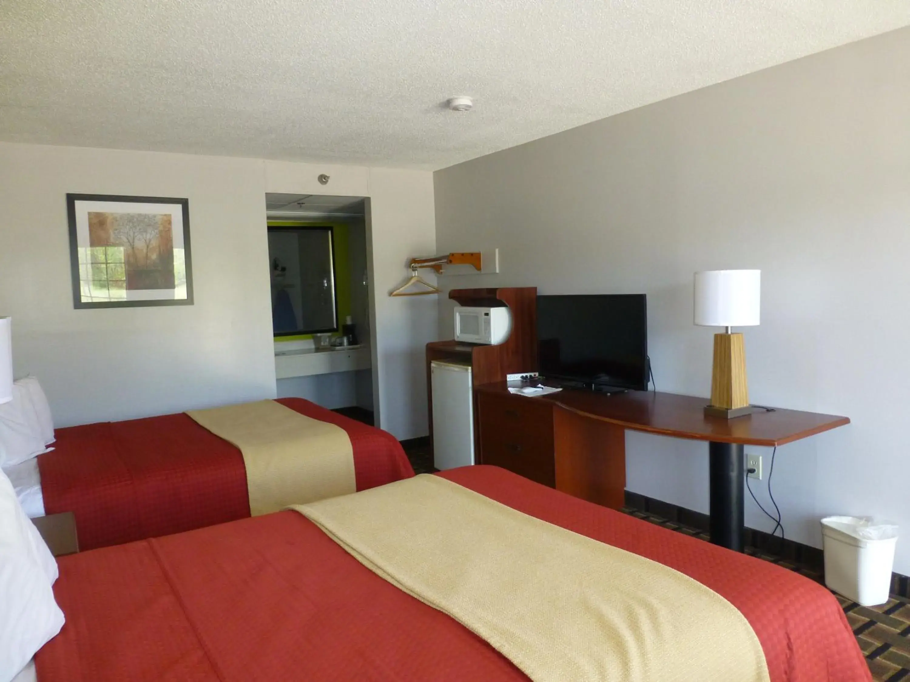 Queen Room with Two Queen Beds - Non-Smoking in Coach Inn - Summerville Queen Room with Two Queen Beds - Non-Smoking in Coach Inn - Summerville