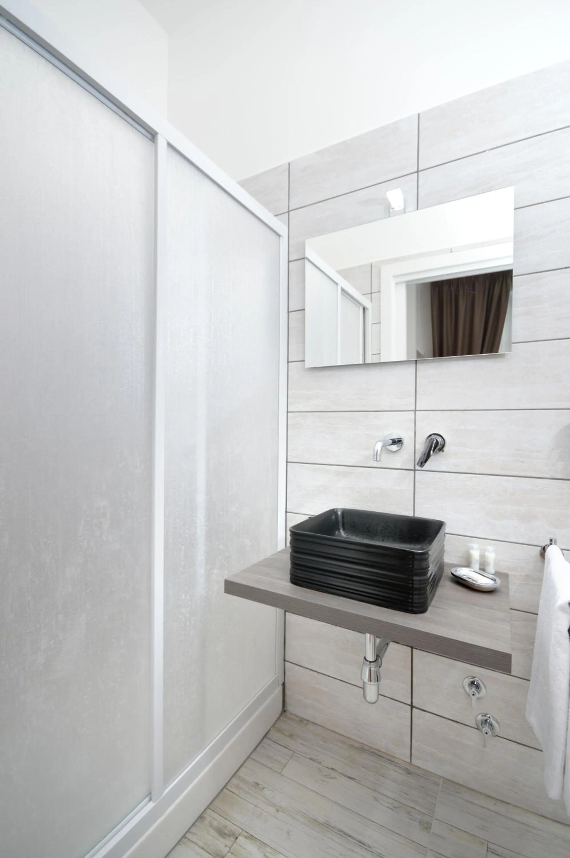 Shower in B&BCentral Station Napoli