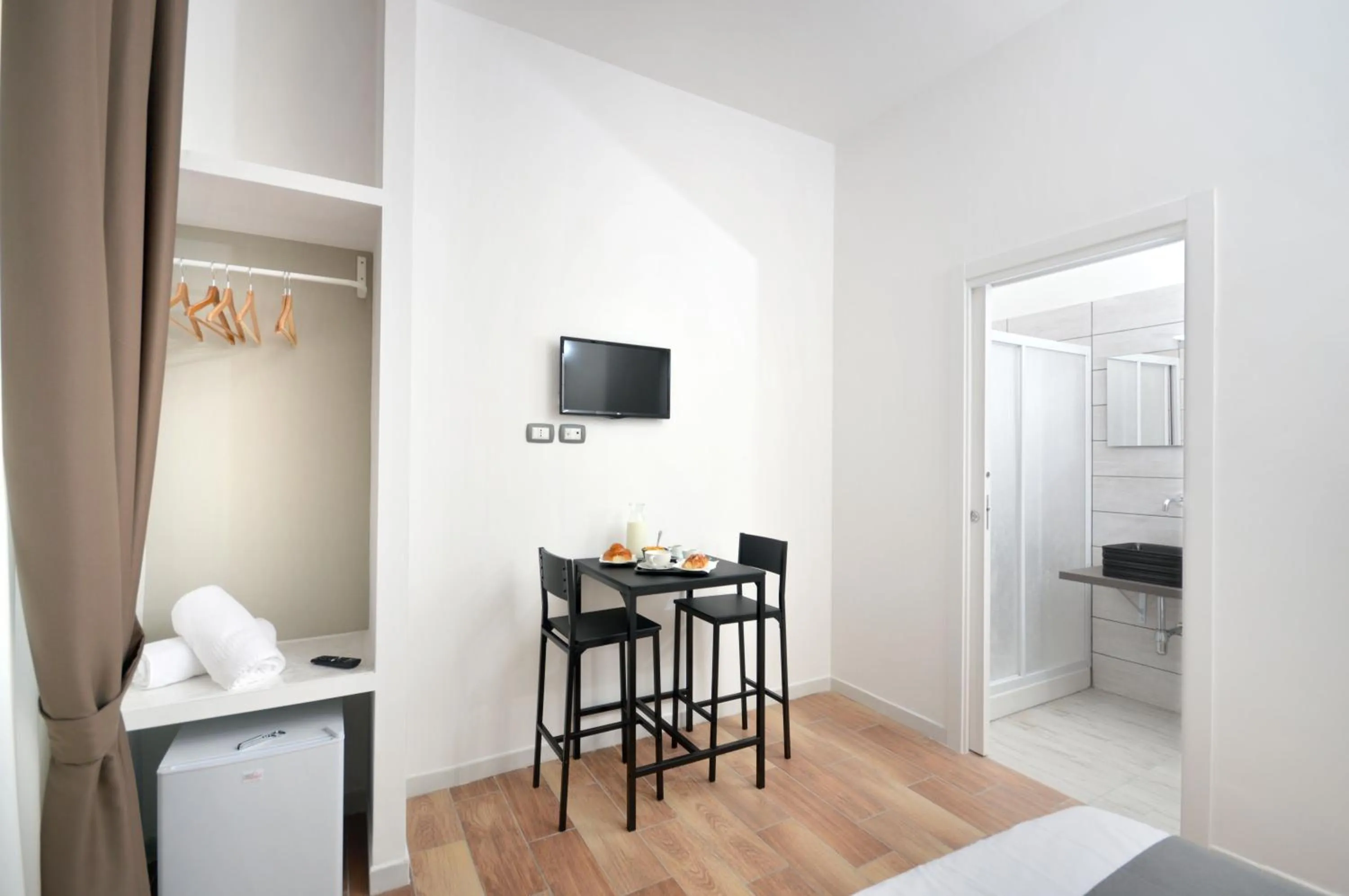 TV and multimedia, Bed in B&BCentral Station Napoli