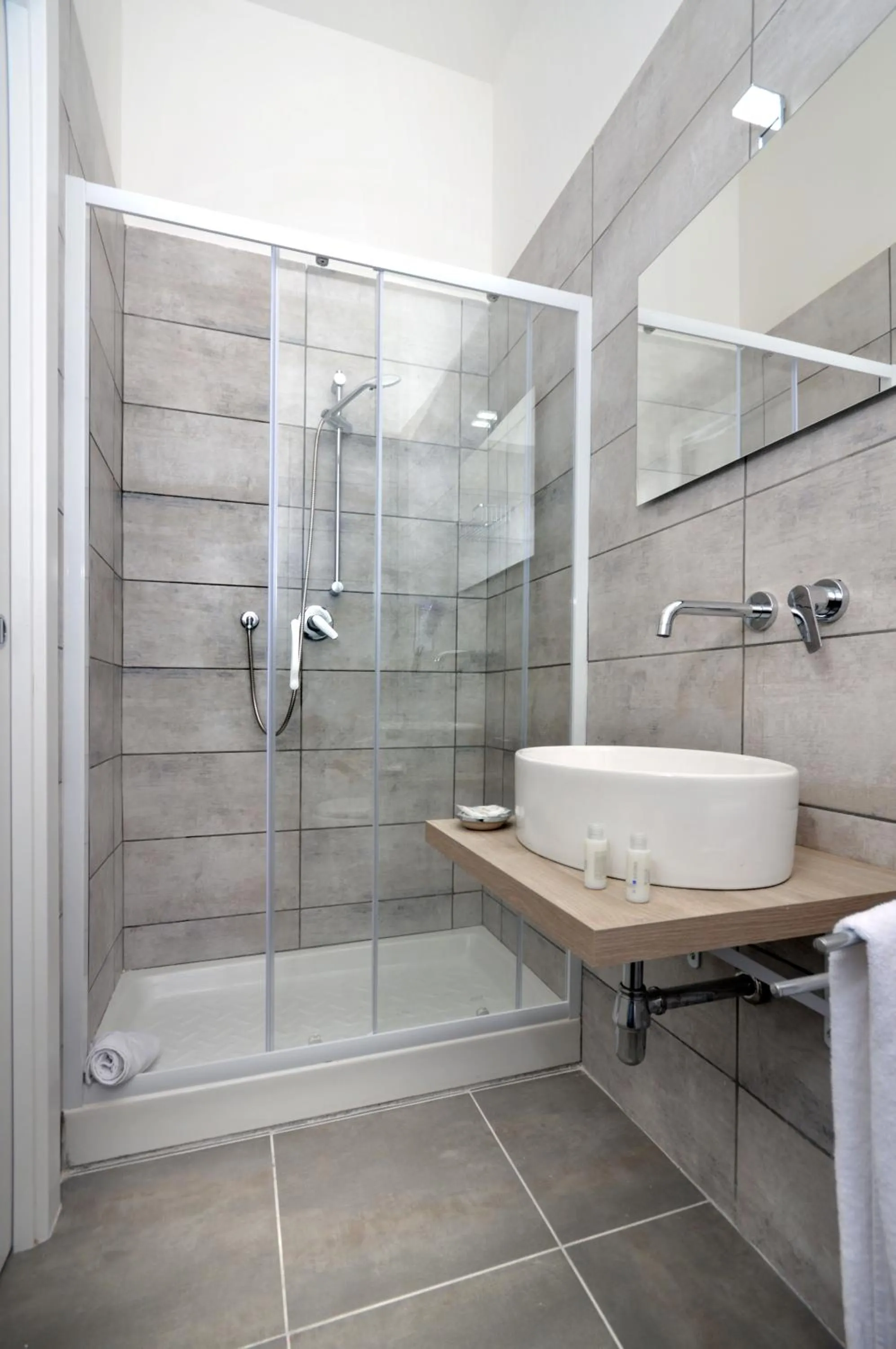 Shower in B&BCentral Station Napoli