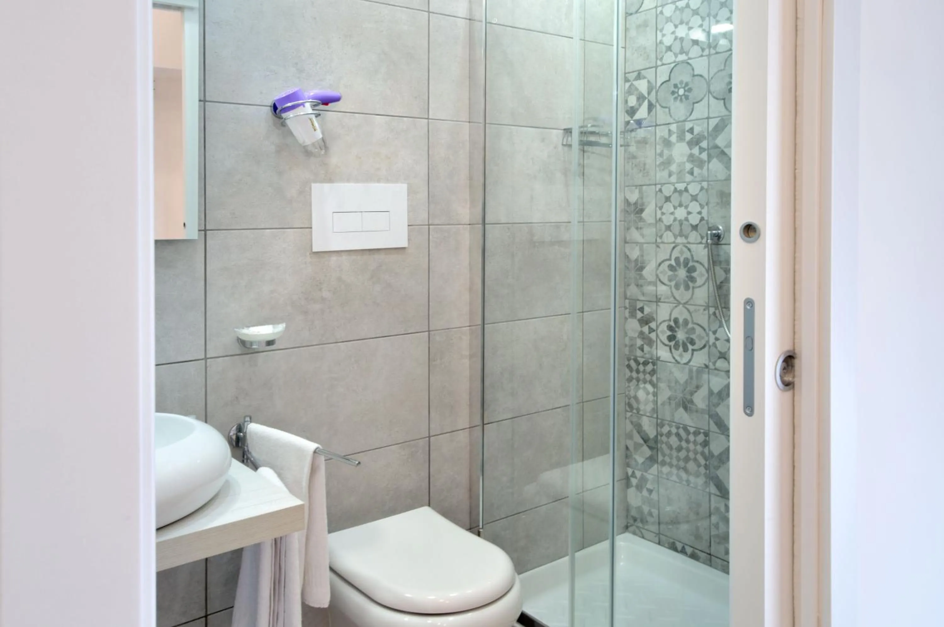 Shower in B&BCentral Station Napoli