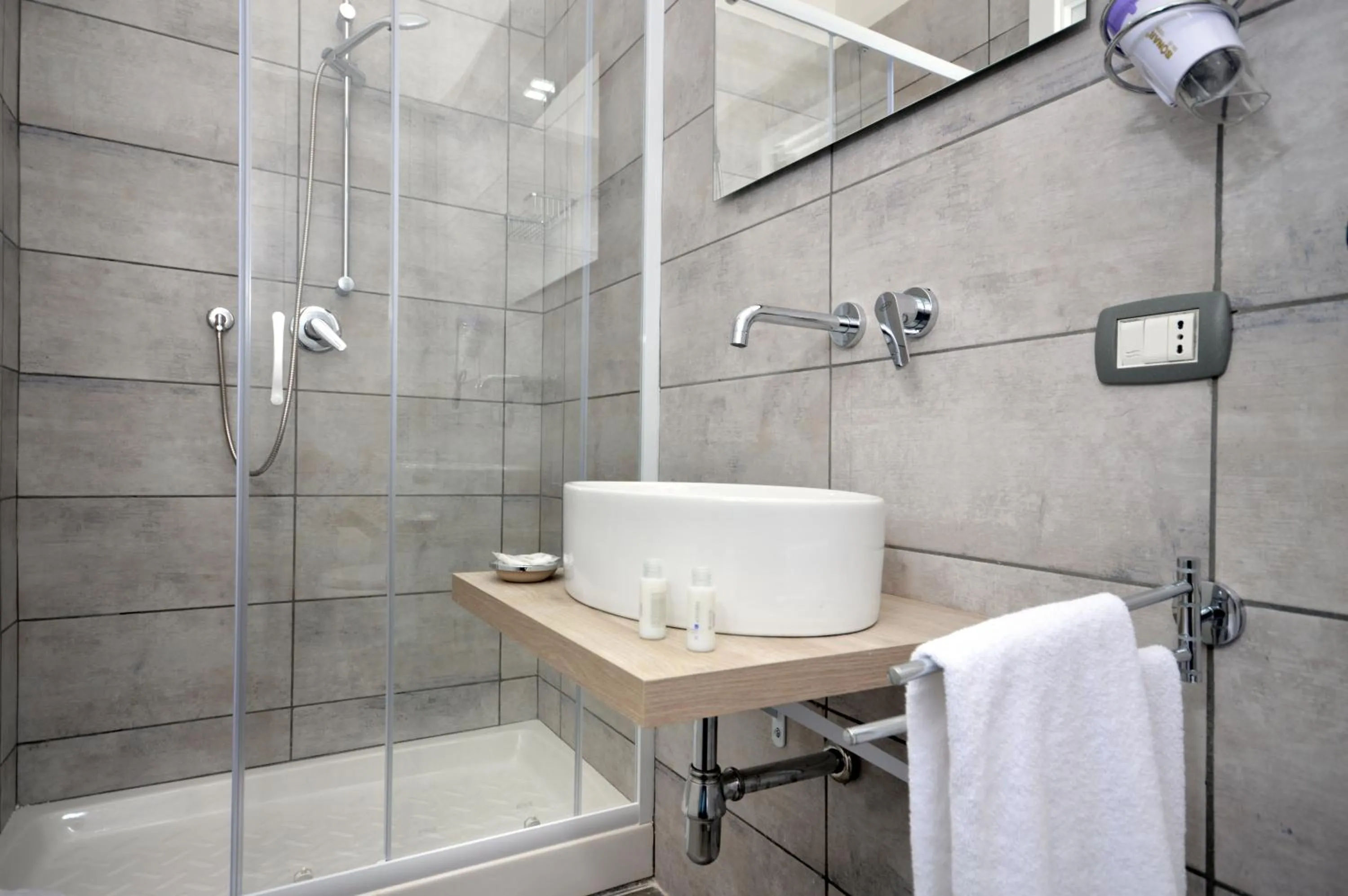 Shower in B&BCentral Station Napoli