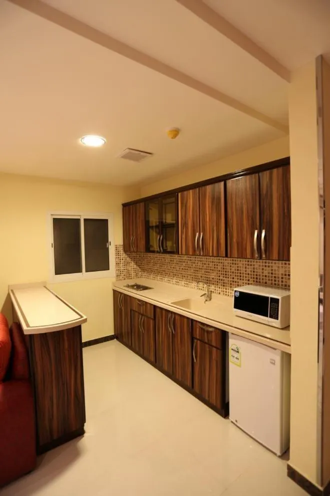 Kitchen or kitchenette in شقق توليب الروضه للشقق المخدومة