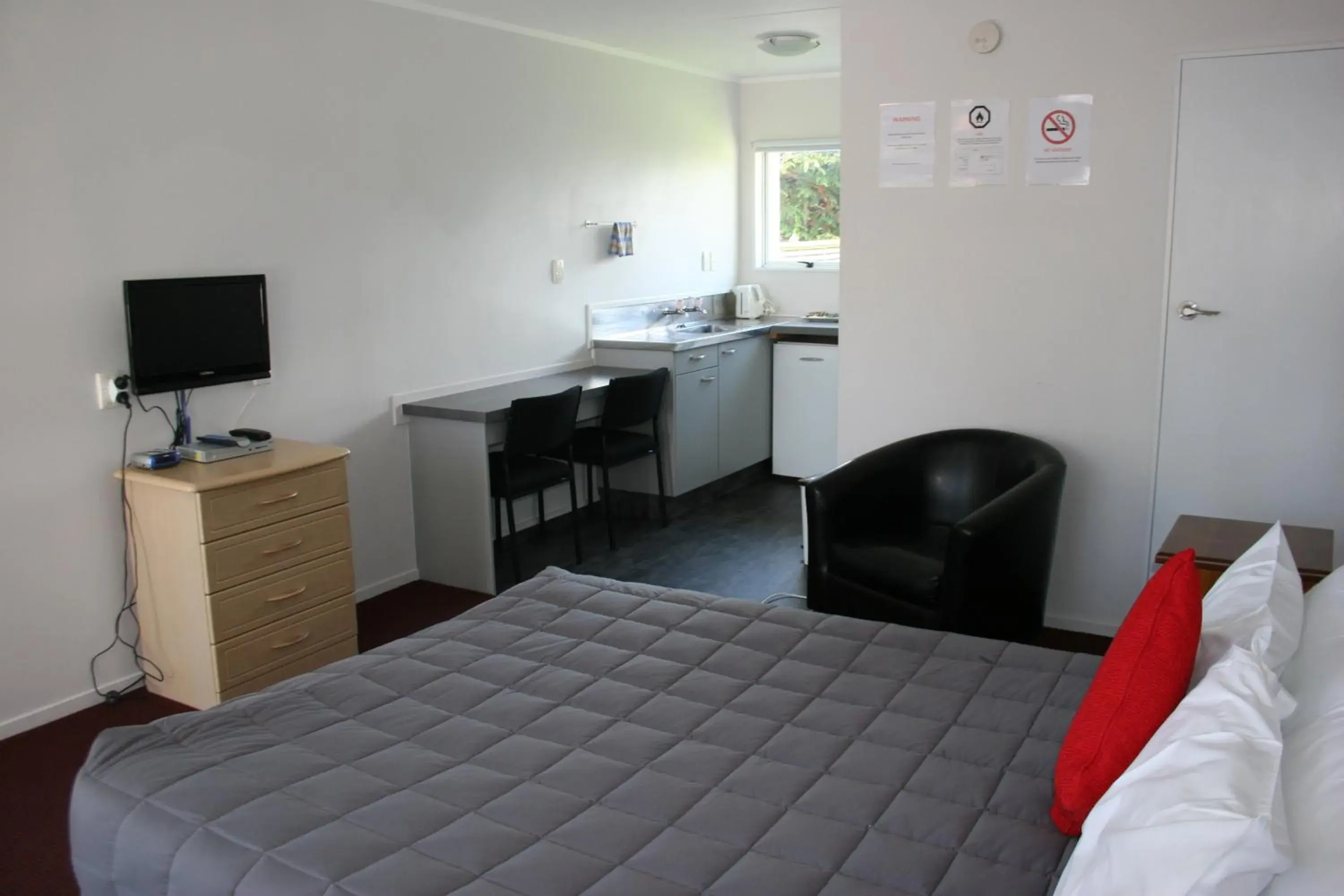 Standard Studio in Burgundy Rose Motel Standard Studio in Burgundy Rose Motel