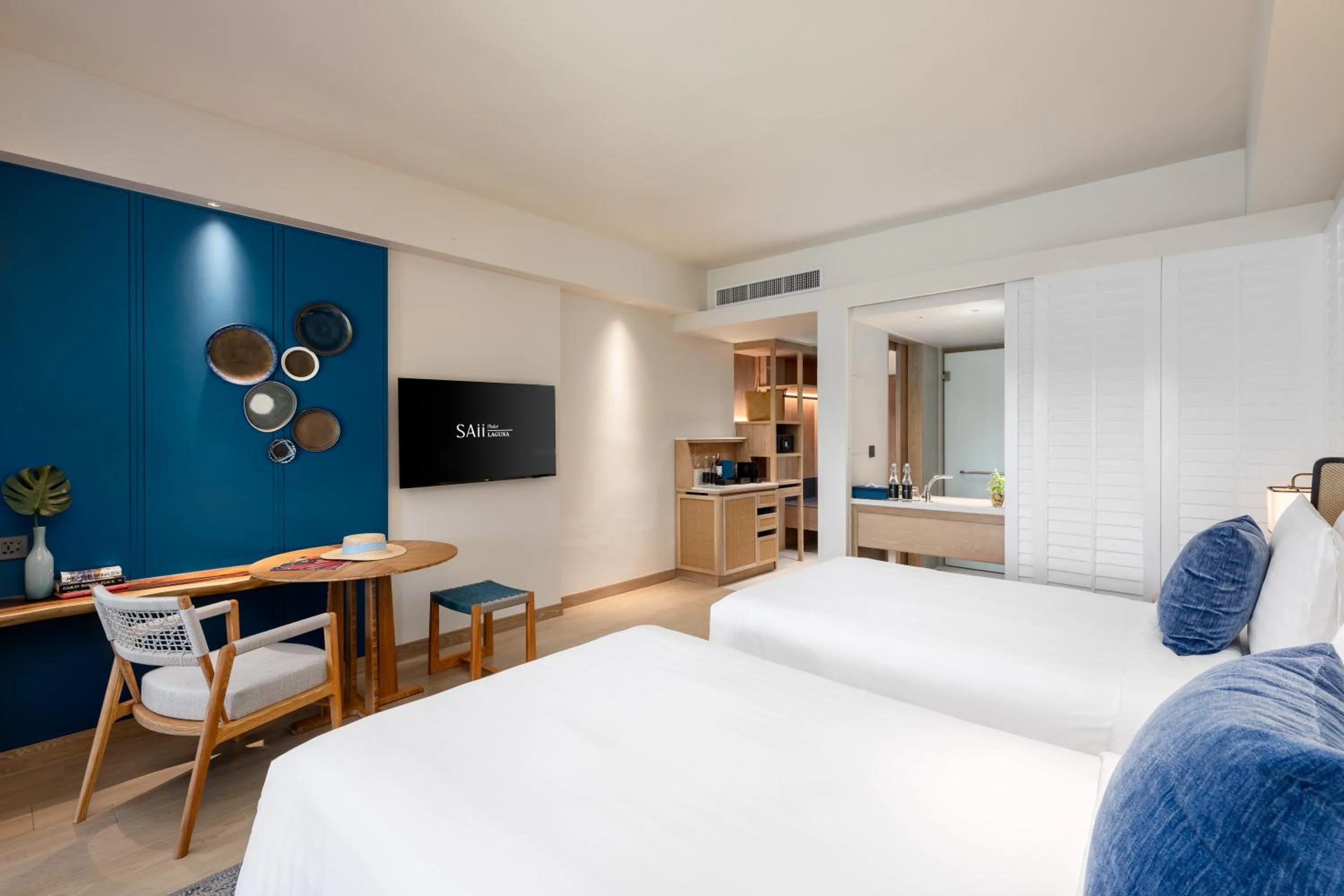 Photo of the whole room, Bed in SAii Laguna Phuket