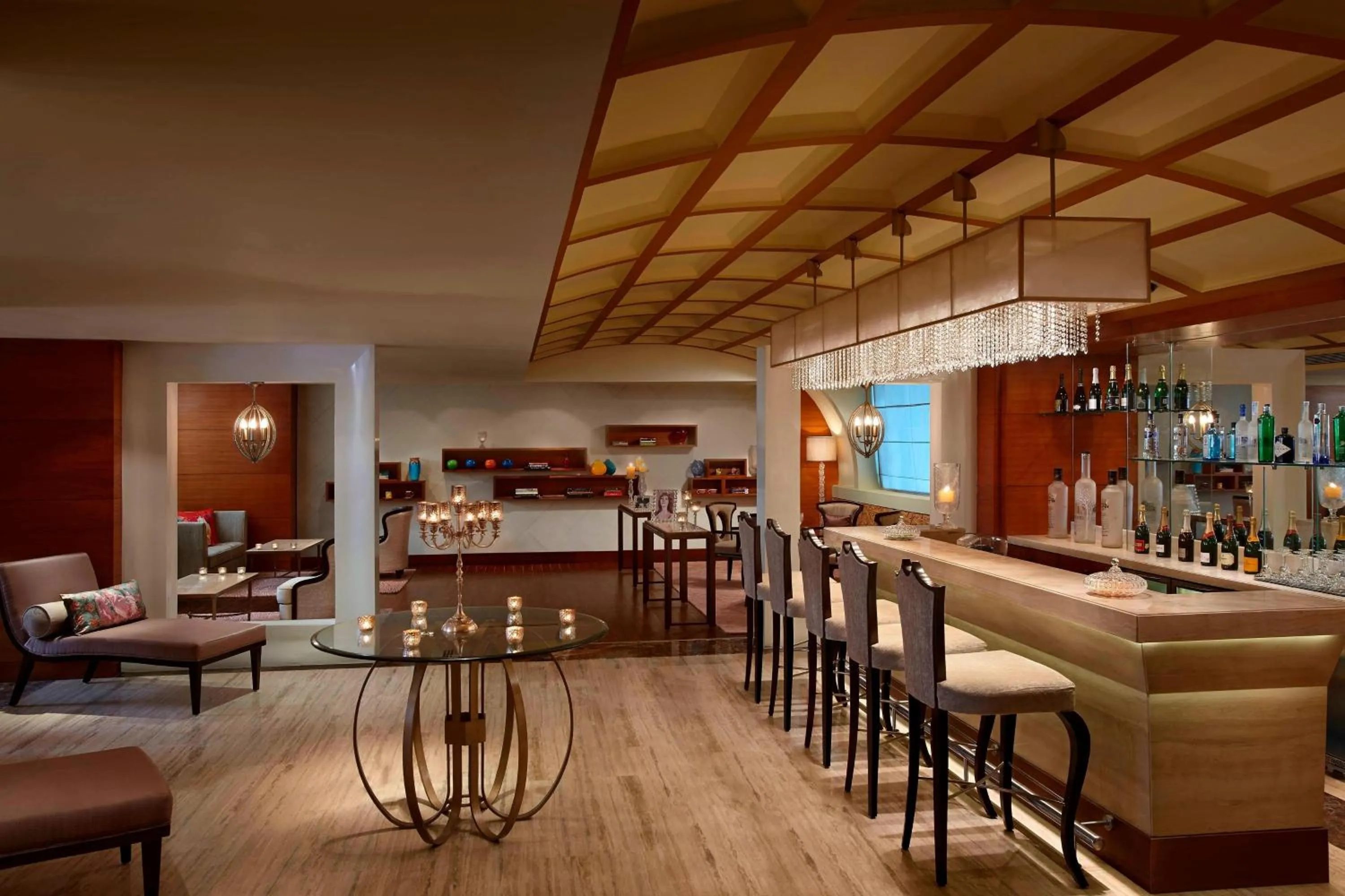 Lounge or bar in ITC Grand Chola, a Luxury Collection Hotel, Chennai