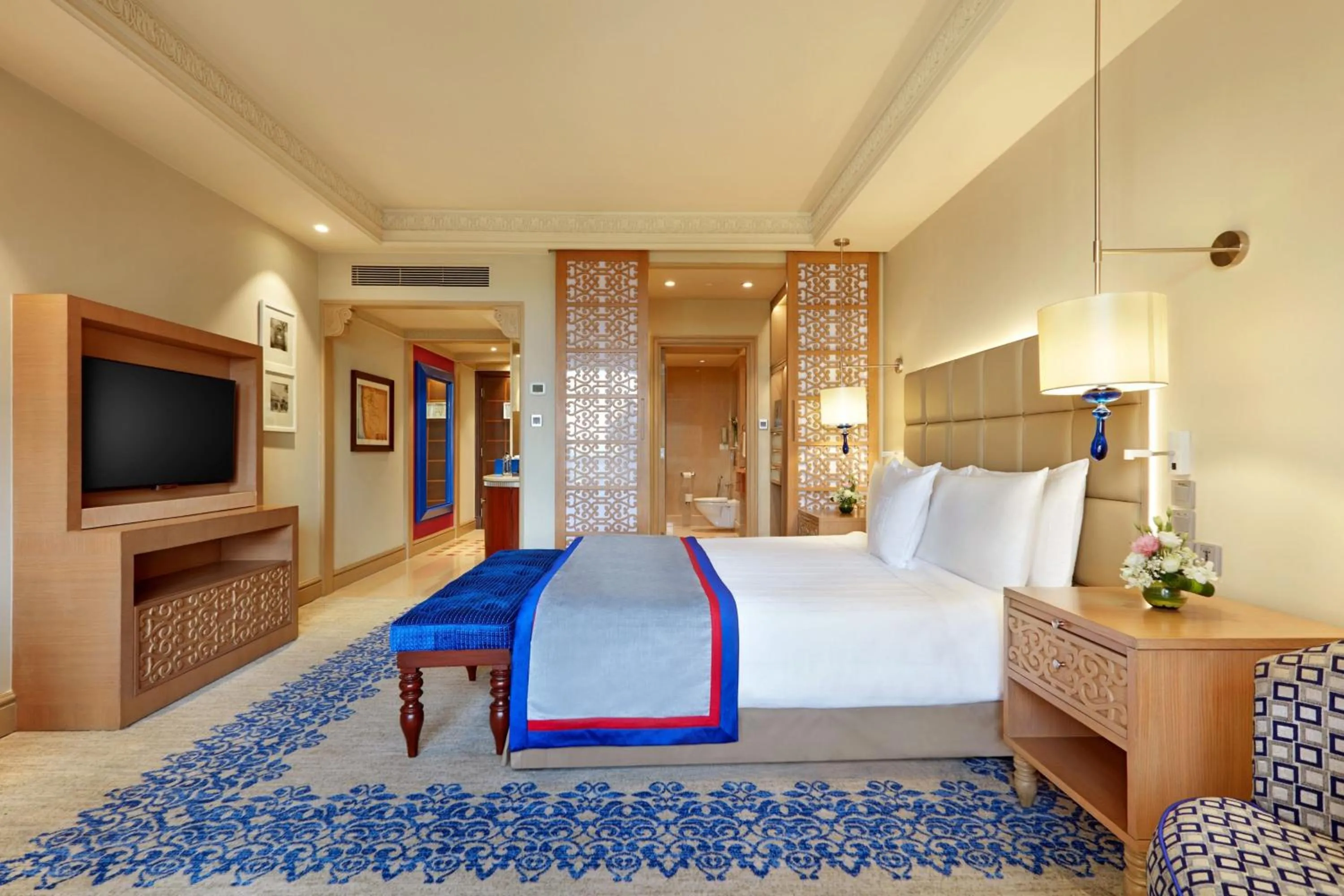 Lounge or bar, Bed in ITC Maratha, a Luxury Collection Hotel, Mumbai