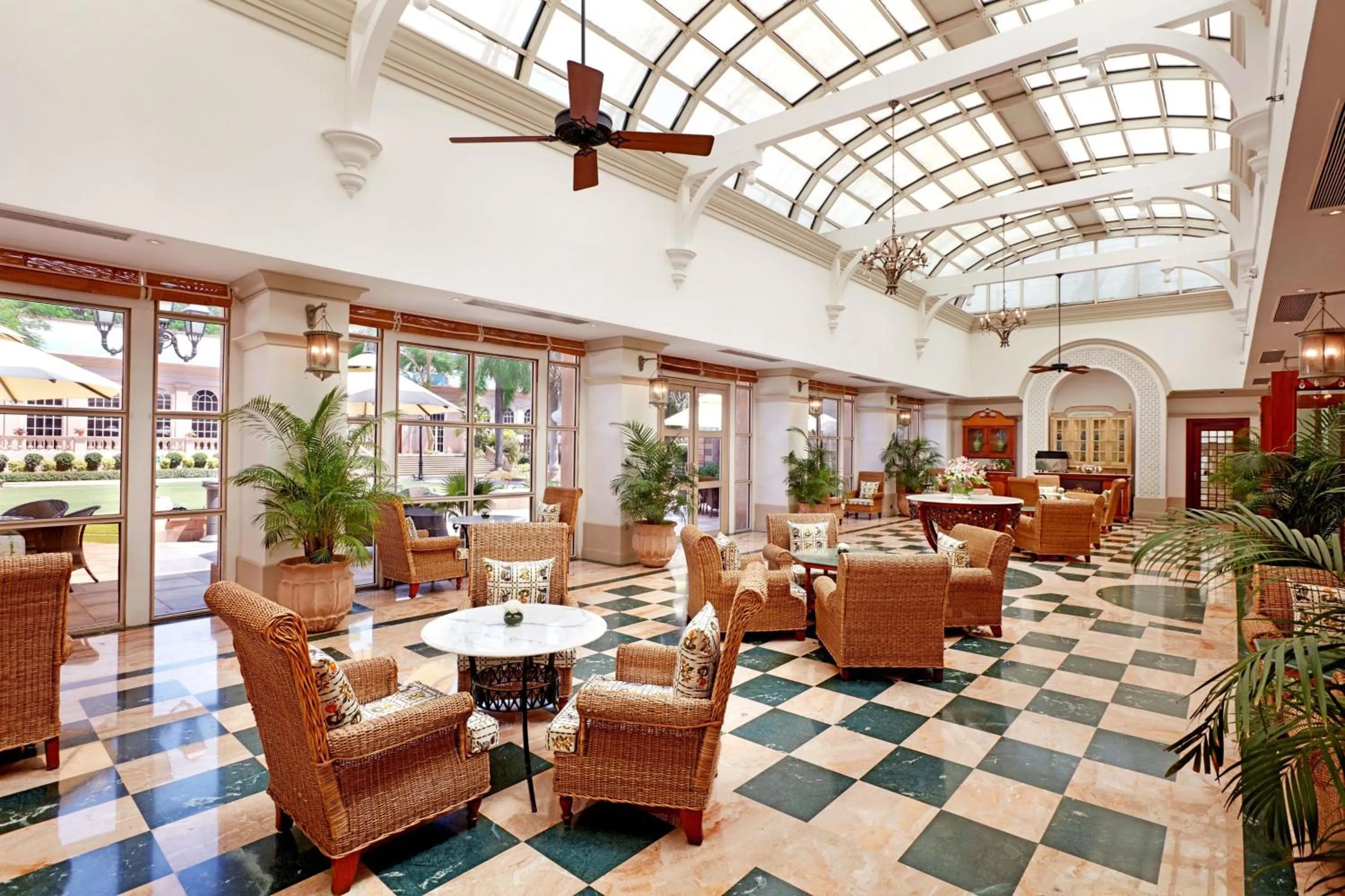 Lounge or bar in ITC Maratha, a Luxury Collection Hotel, Mumbai