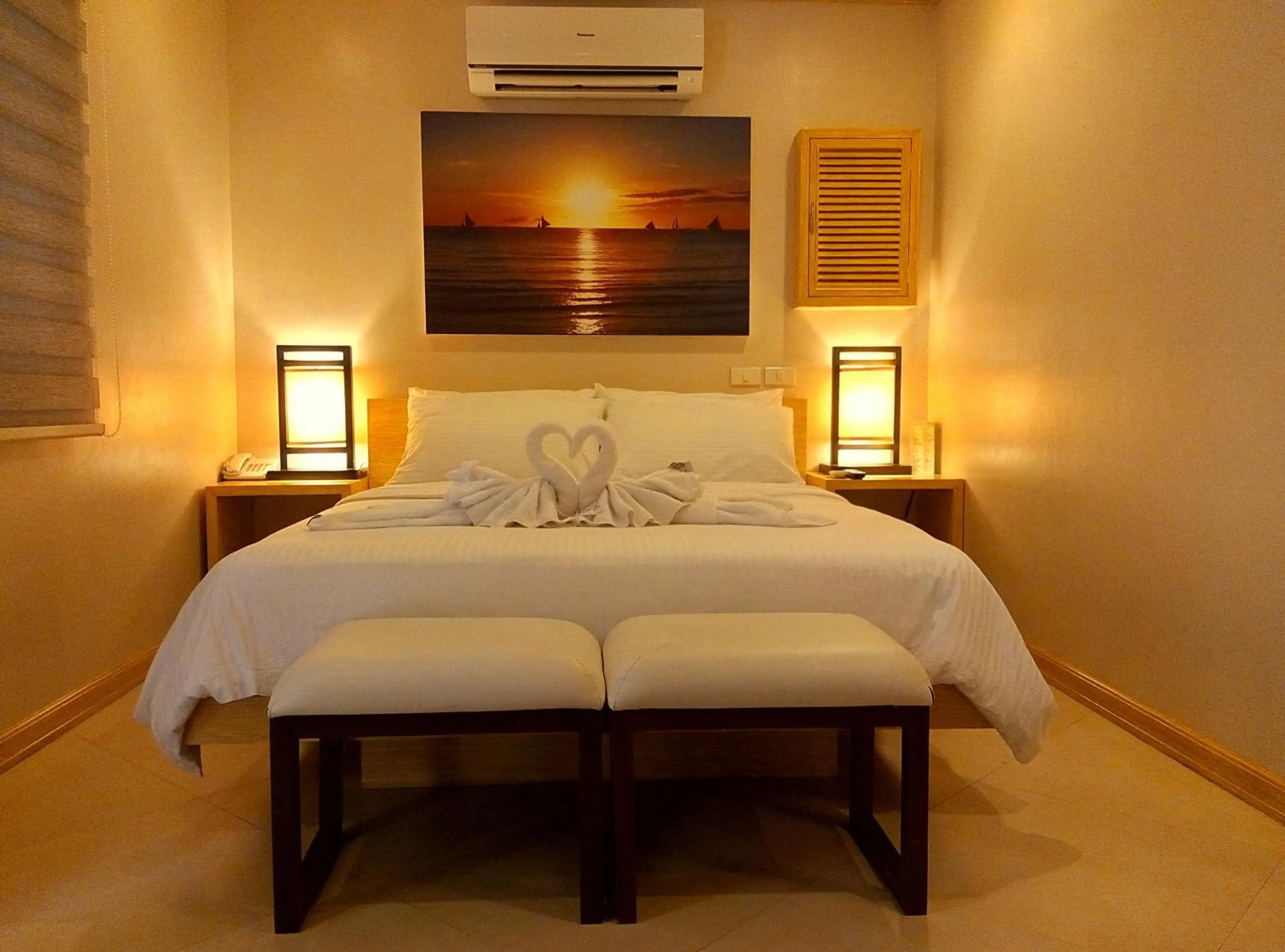 Bed in Shore Time Hotel Boracay