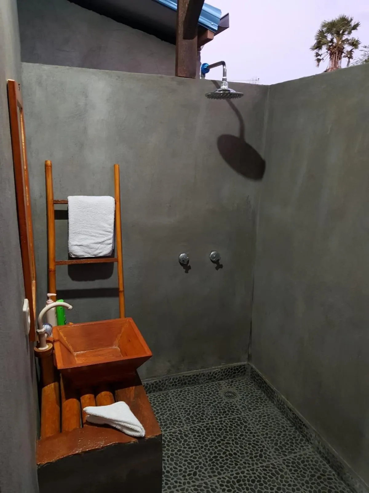 Shower in Taman Menjangan homestay by SnorkelingMenjangan