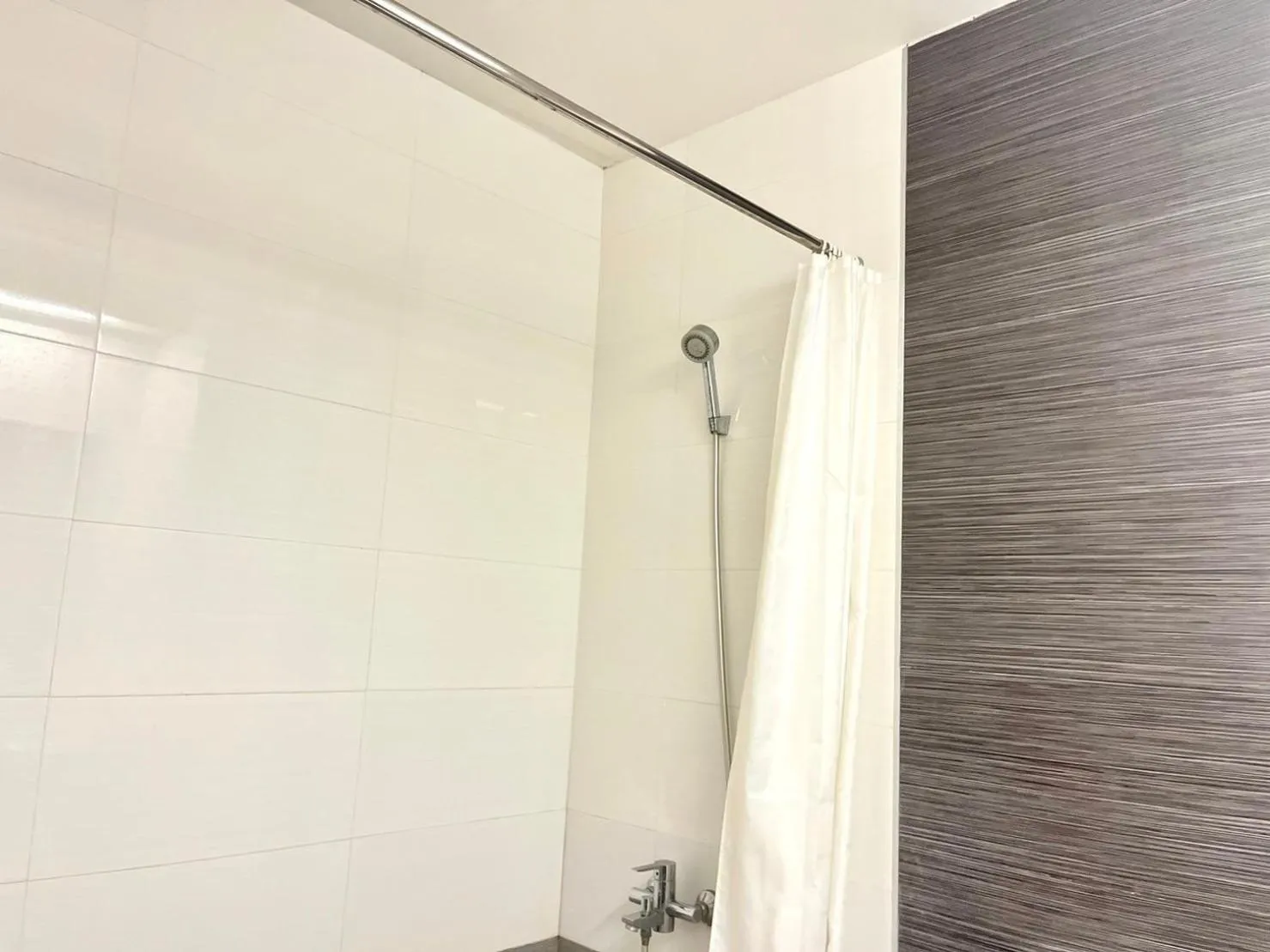 Shower in Crystal Suites Suvarnbhumi Airport