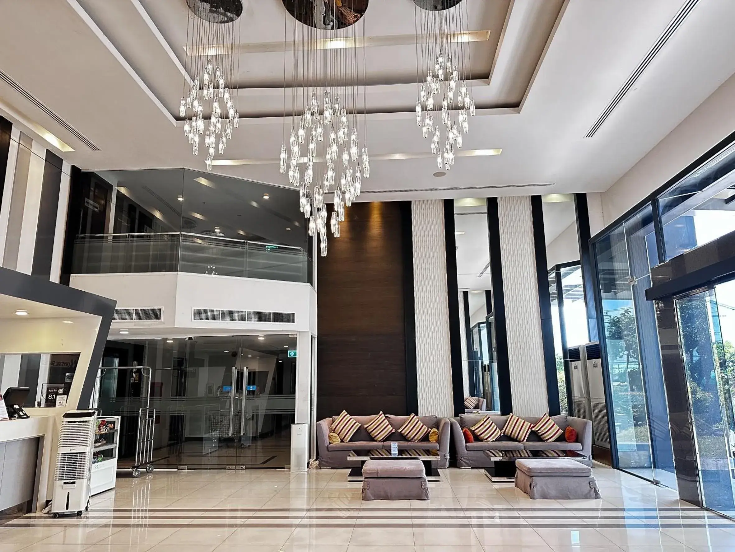 Property building in Crystal Suites Suvarnbhumi Airport Property building in Crystal Suites Suvarnbhumi Airport