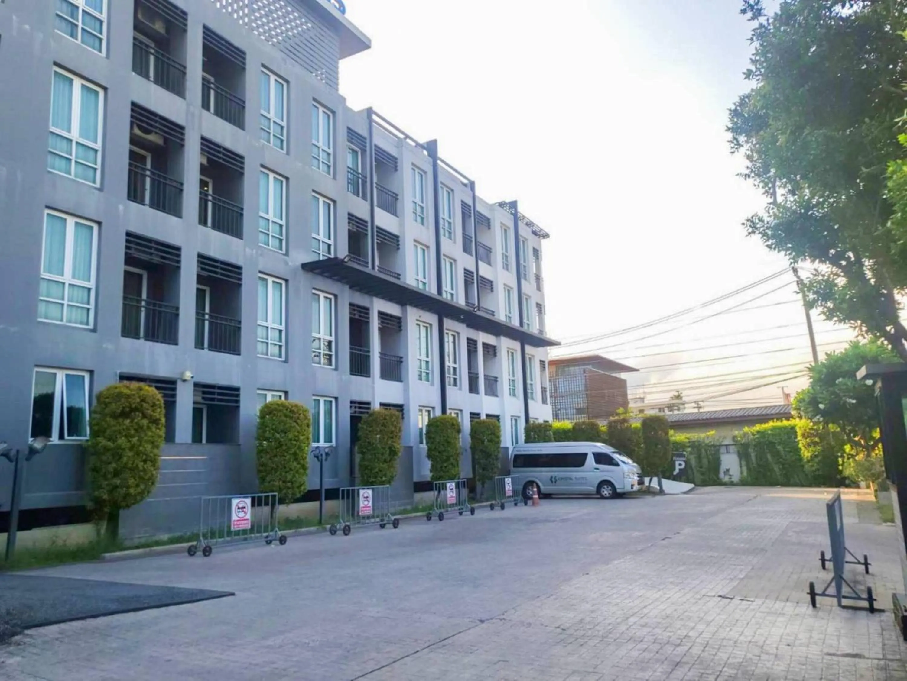 Parking in Crystal Suites Suvarnbhumi Airport