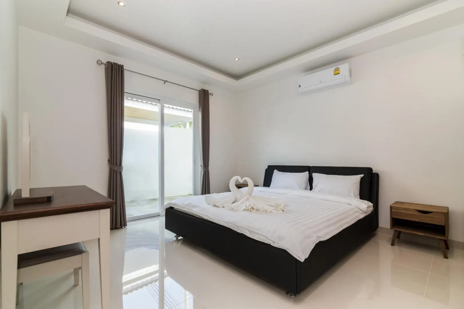 Bed in Orchid Paradise Homes 404