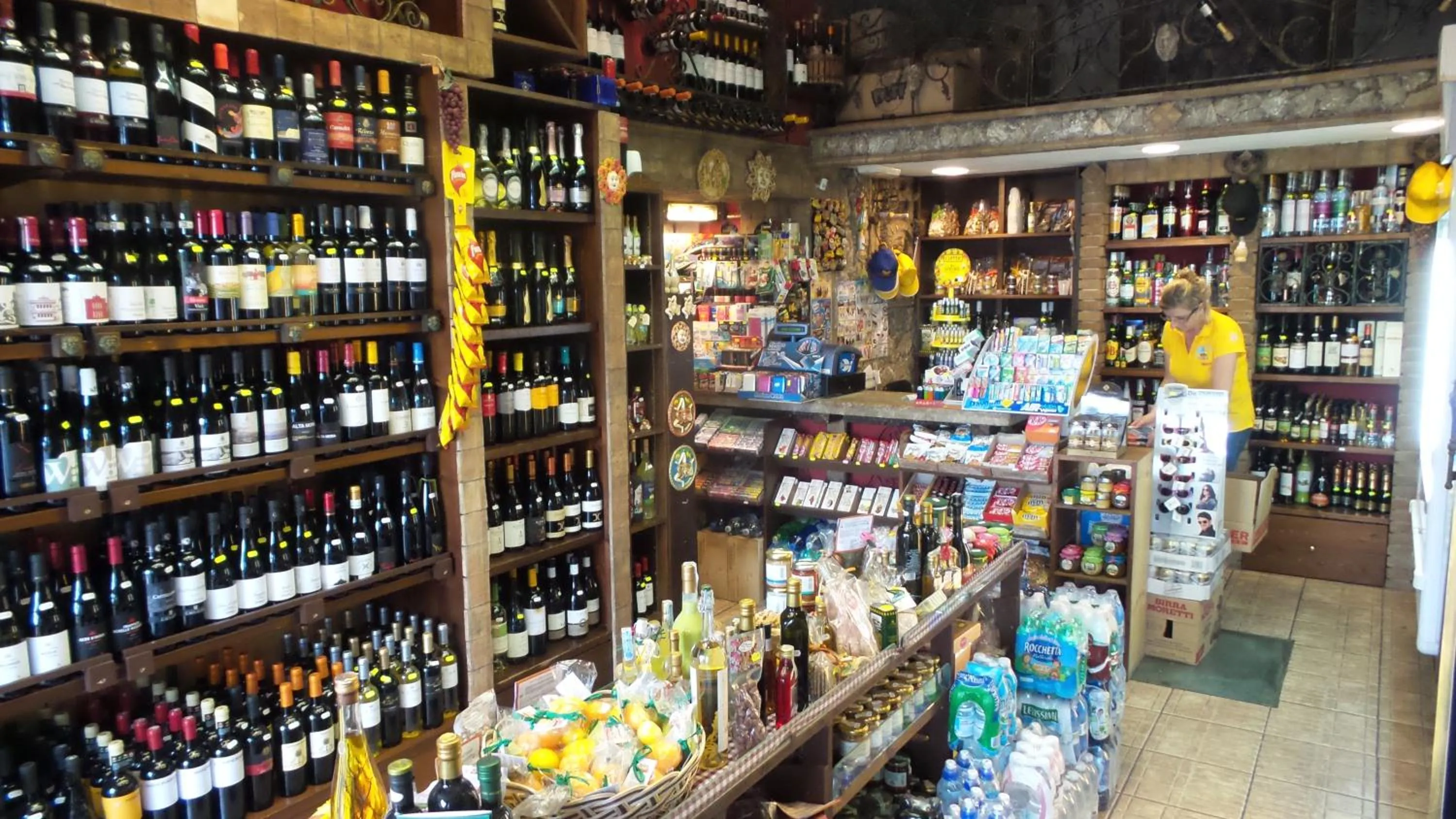 On-site shops in Villa Arianna B&B