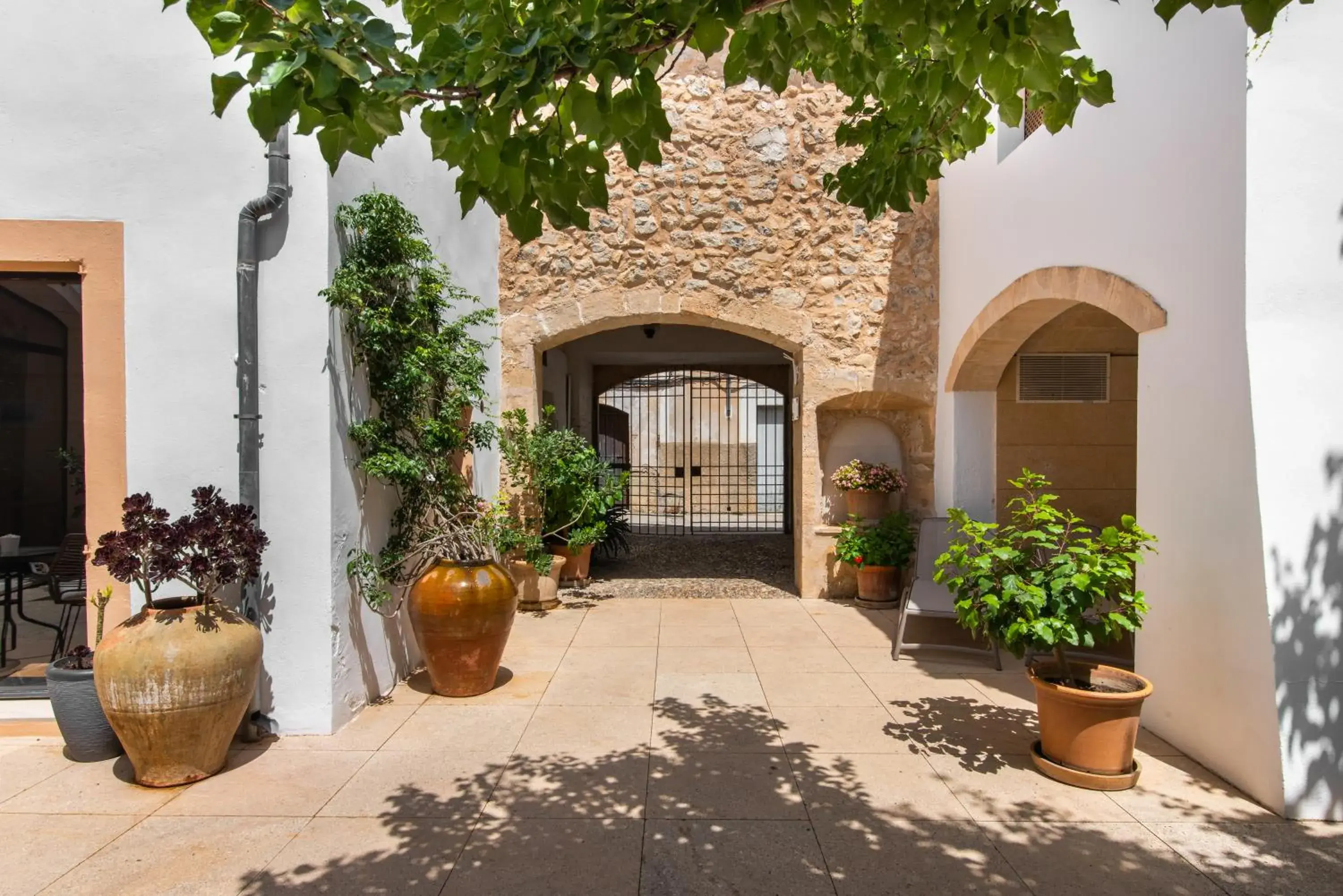 Property building in Hotel Can Moragues Property building in Hotel Can Moragues